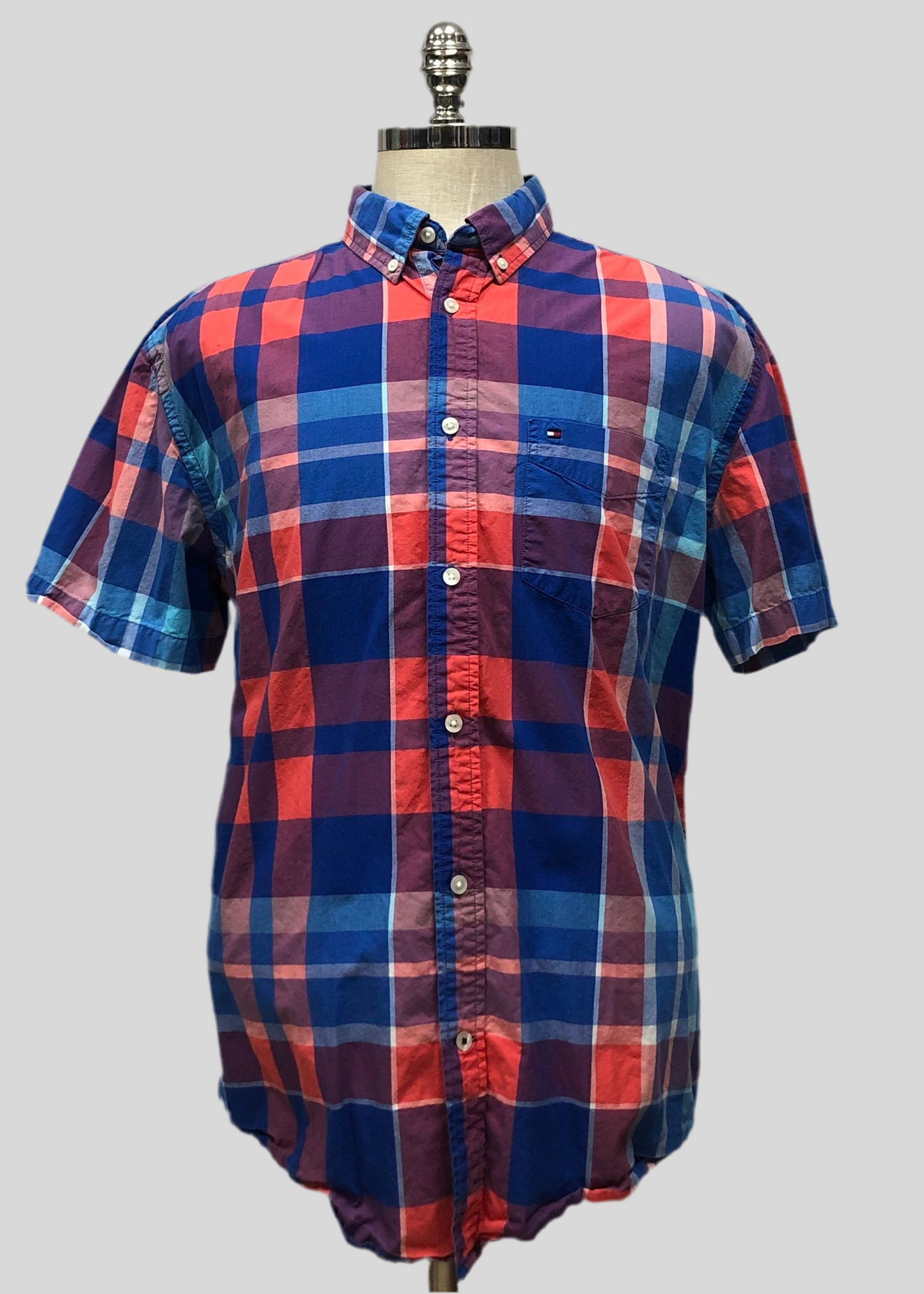 Camisa Tommy Hilfiger 🇺🇸 con patrón de cuadros en azul, rojo y blanco Talla XL Entalle Clásico