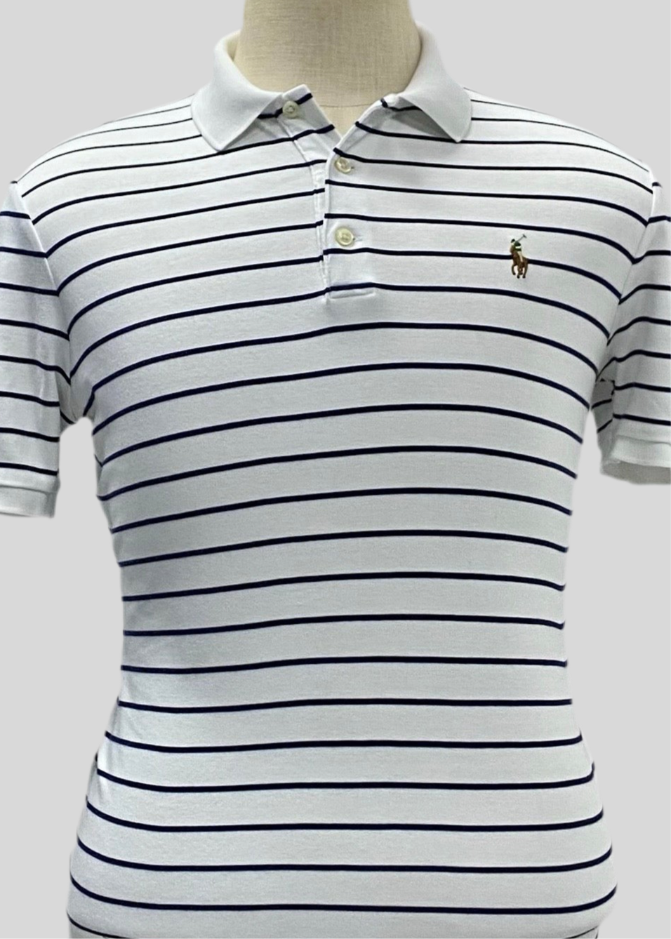 Camiseta Polo Ralph Lauren 🏇🏼 Color blanco con patrón de rayas color Azul navy Talla S Entalle Clásico