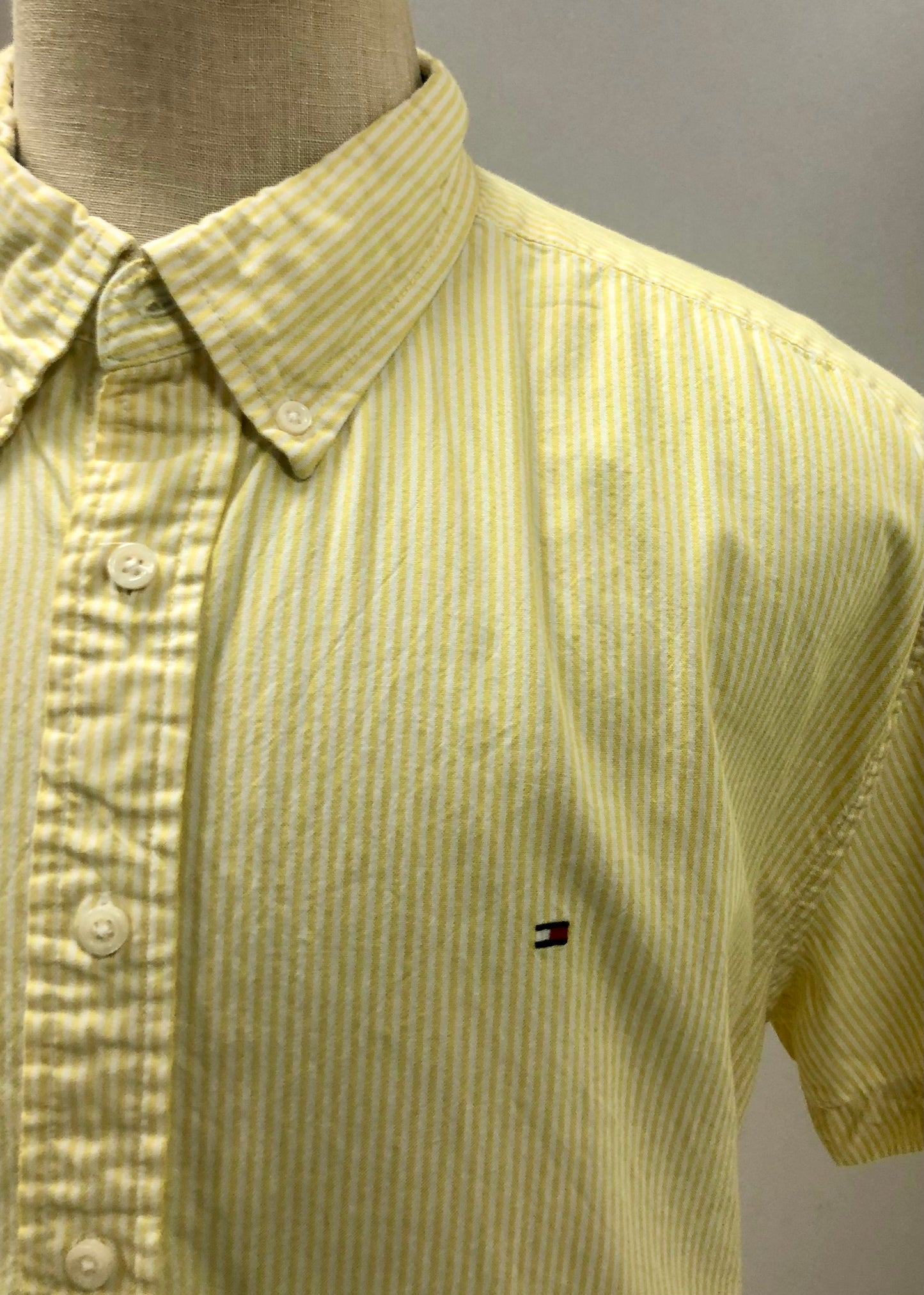 Camisa Tommy Hilfiger 🇺🇸 color Amarillo con patrón de rayas en color blanco Talla XXL Entalle Regular