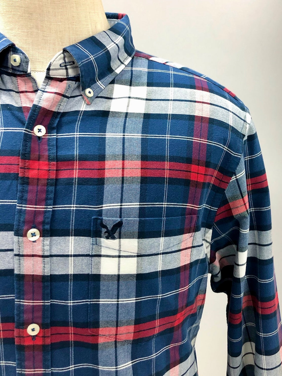 Camisa de botones American Eagle 🦅 de cuadros en color azul, rojo y gris Talla L Entalle Clásico