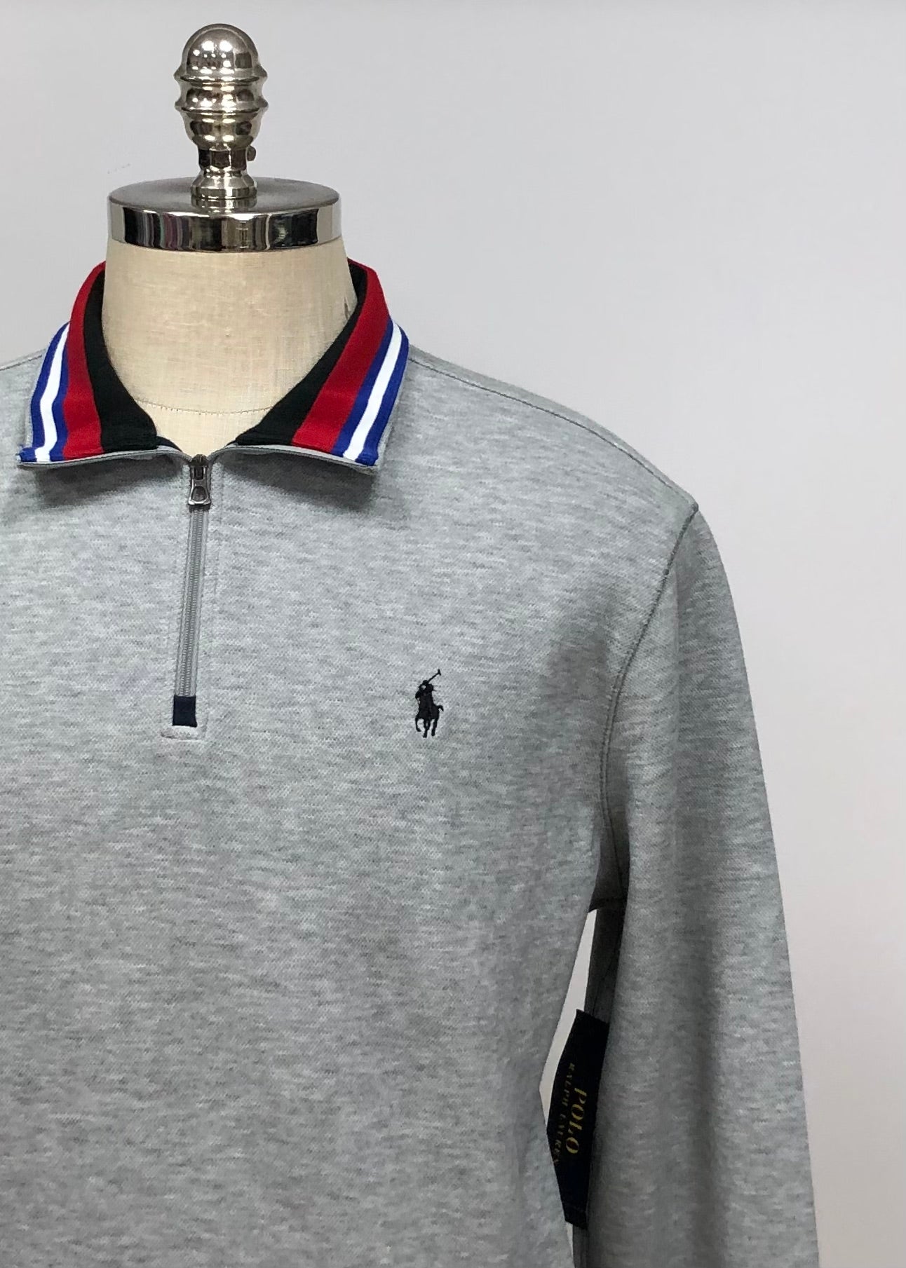 Sueter Jersey Polo Ralph Lauren 🏇🏼 color gris claro con diseño en cuello rojo, blanco y azul Talla L