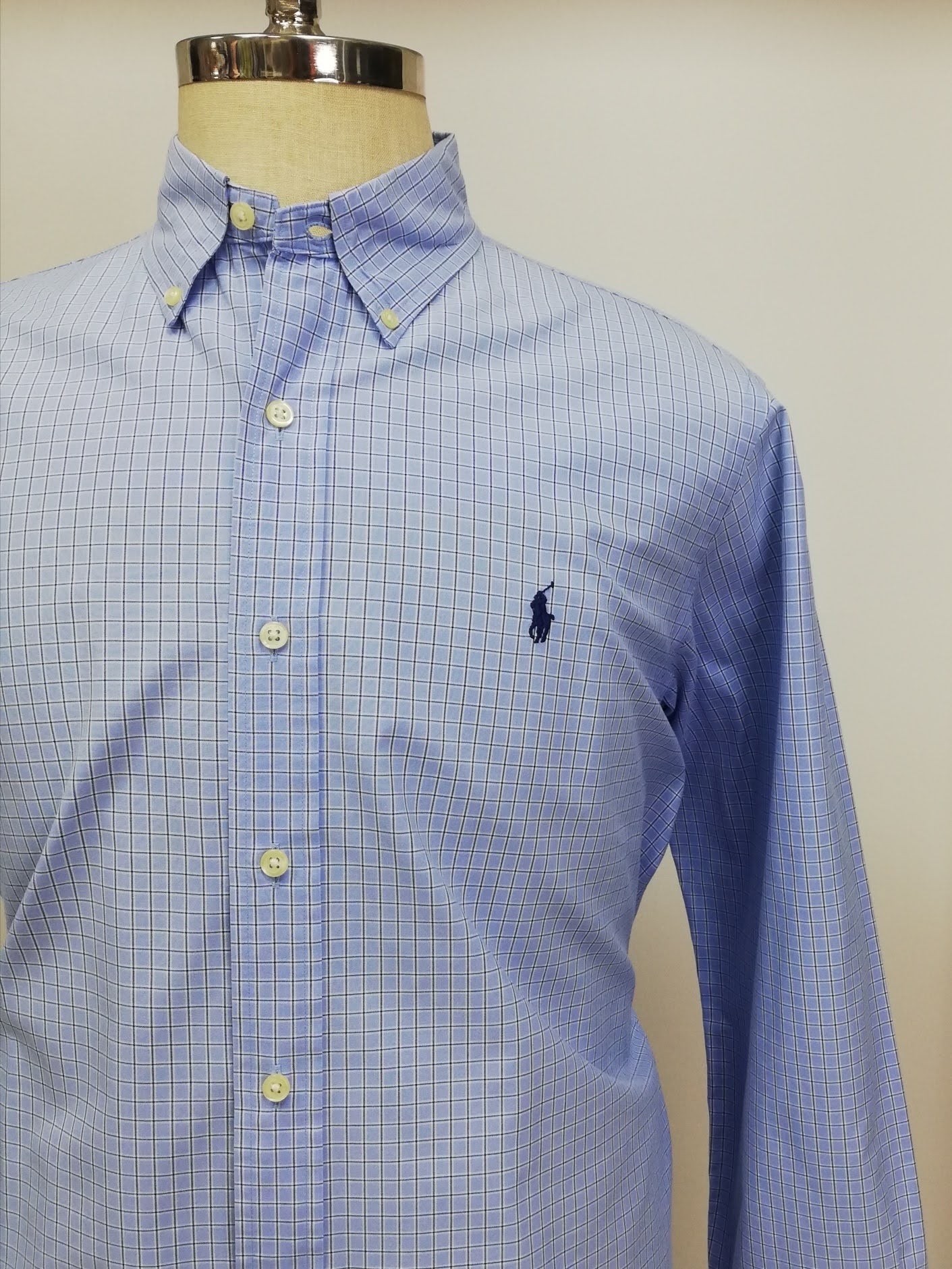 Camisa Polo Ralph Lauren 🏇🏼 color celeste con patron de cuadros en azul navy y blanco Talla L Entalle Regular