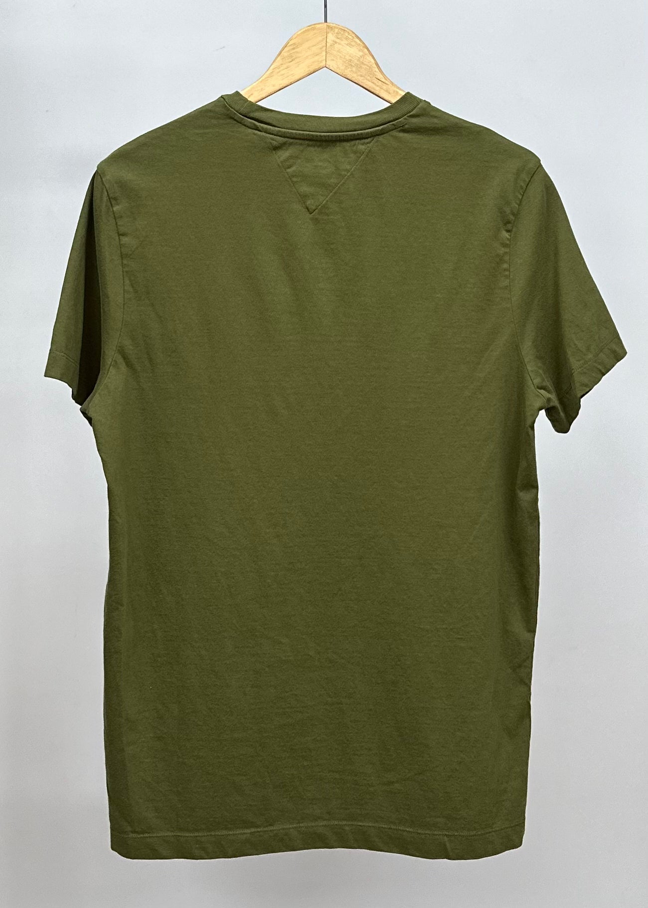 Camiseta cuello Redondo Tommy Hilfiger 🇺🇸 color verde oliva Talla Medium