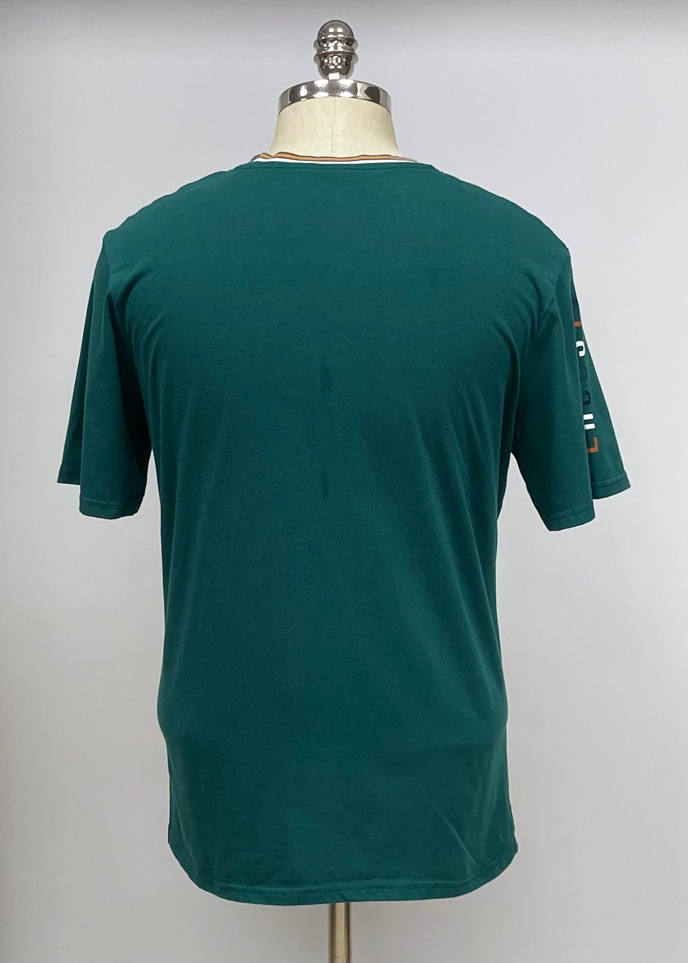 Camiseta cuello redondo Lacoste 🐊 en color verde esmeralda con diseño en el cuelo en color blanco Talla L Entalle Regular