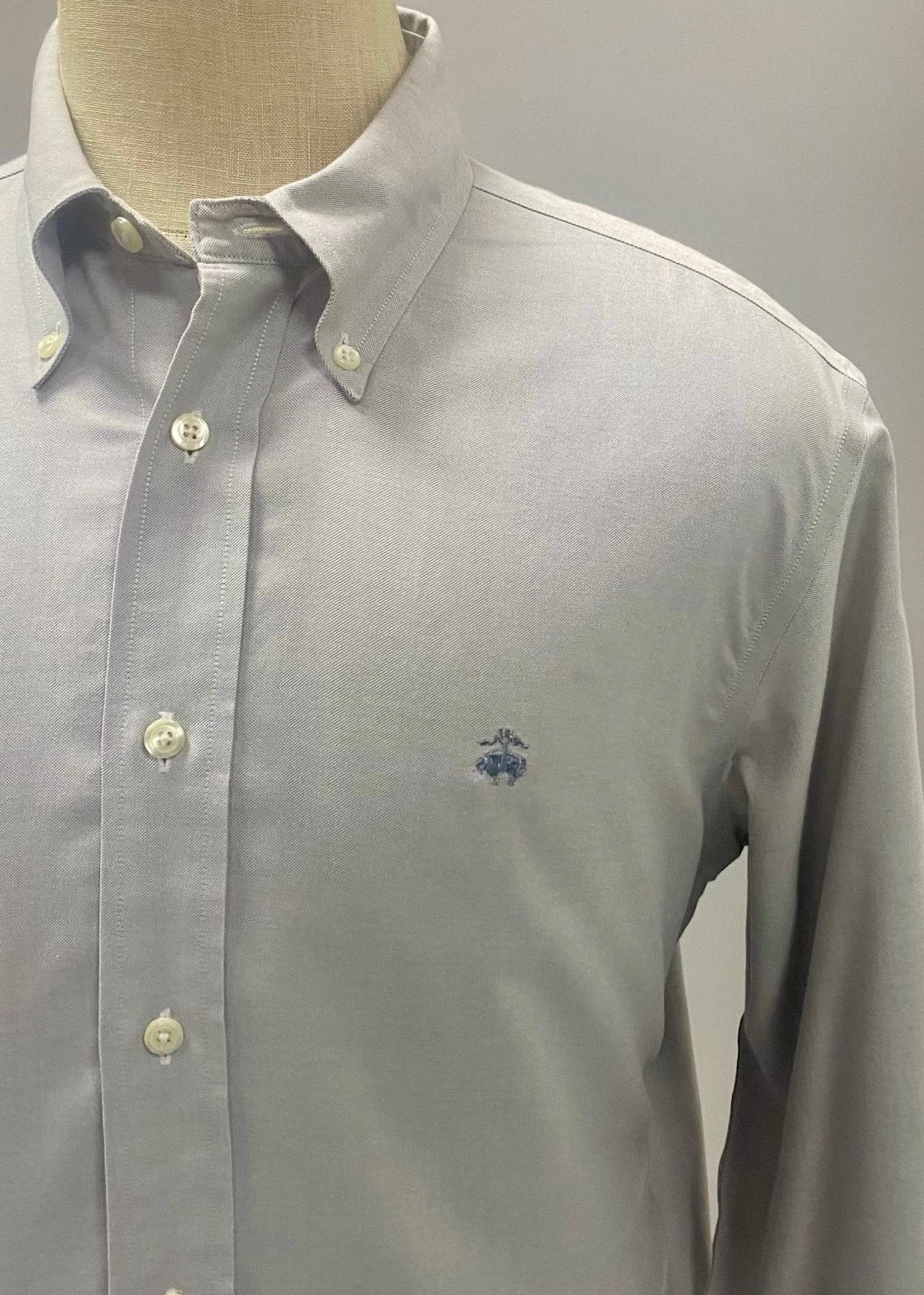 Camisa Brooks Brothers 🐑 color gris claro tornasol Talla L Entalle Regular