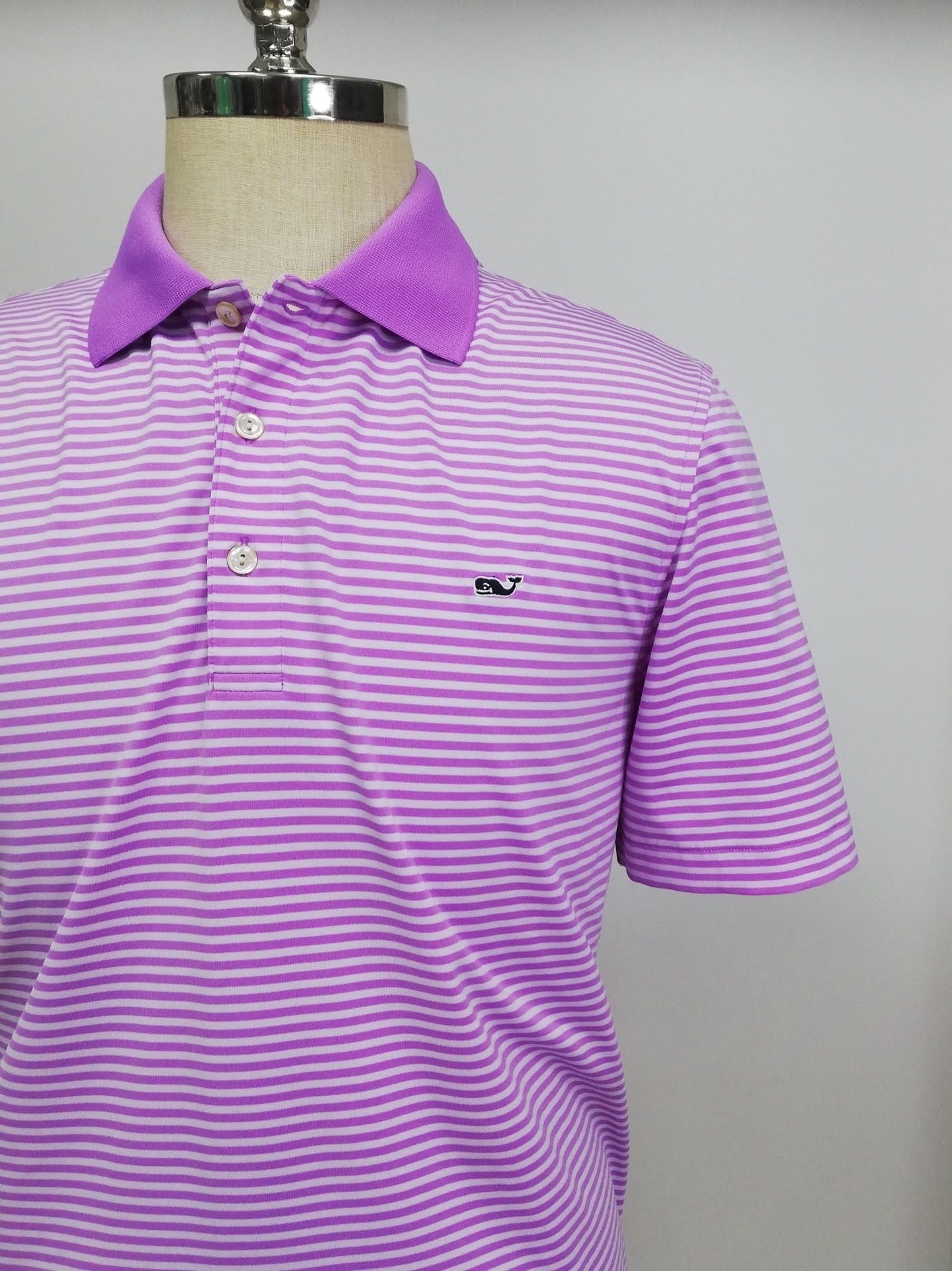 Camiseta Polo Vineyard Vines 🐳 Performance con patron de rayas en morado y blanco Talla M Entalle Regular