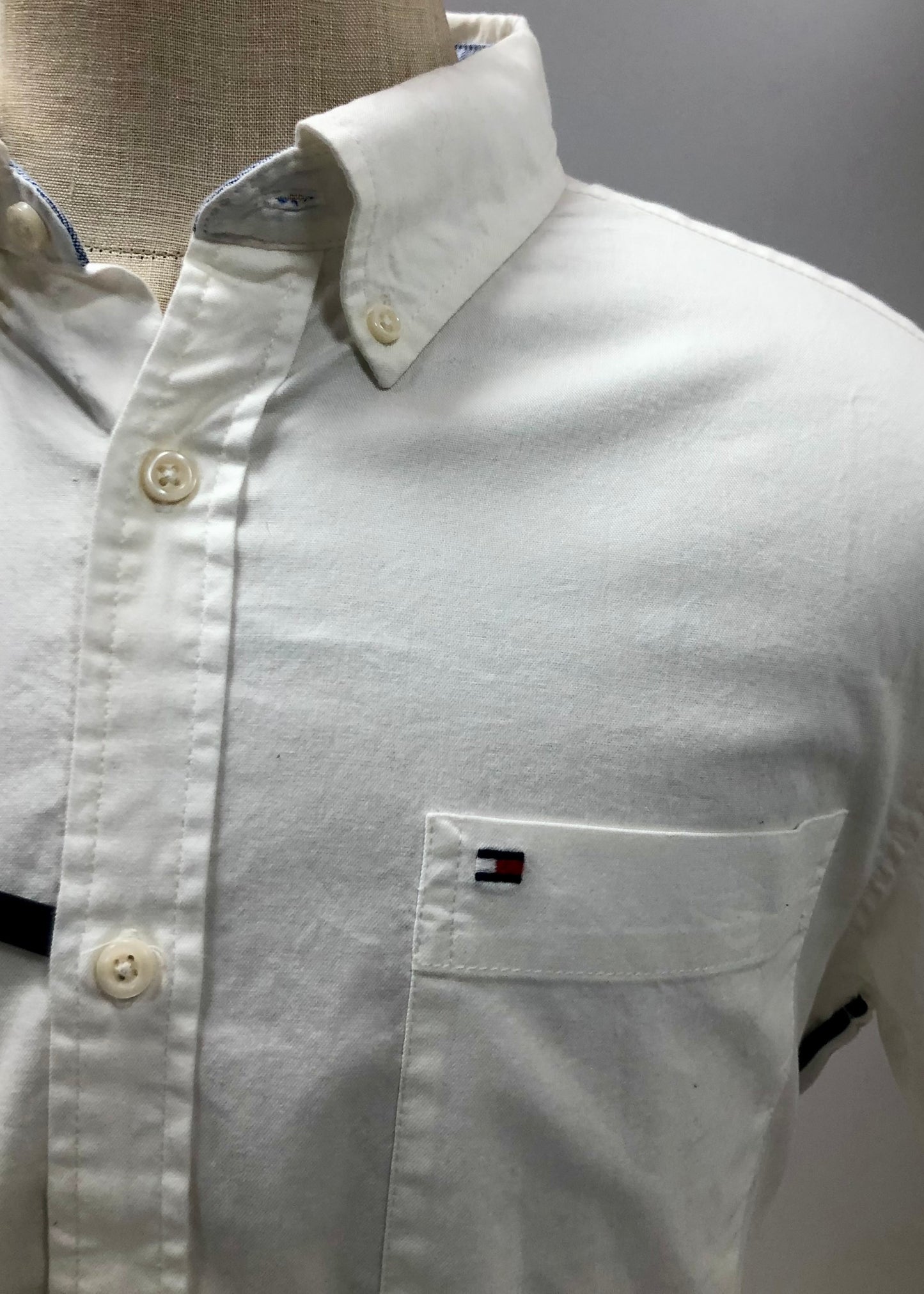 Camisa de botones Tommy Hilfiger 🇺🇸 en color blanco Talla L Entalle Custom Fit
