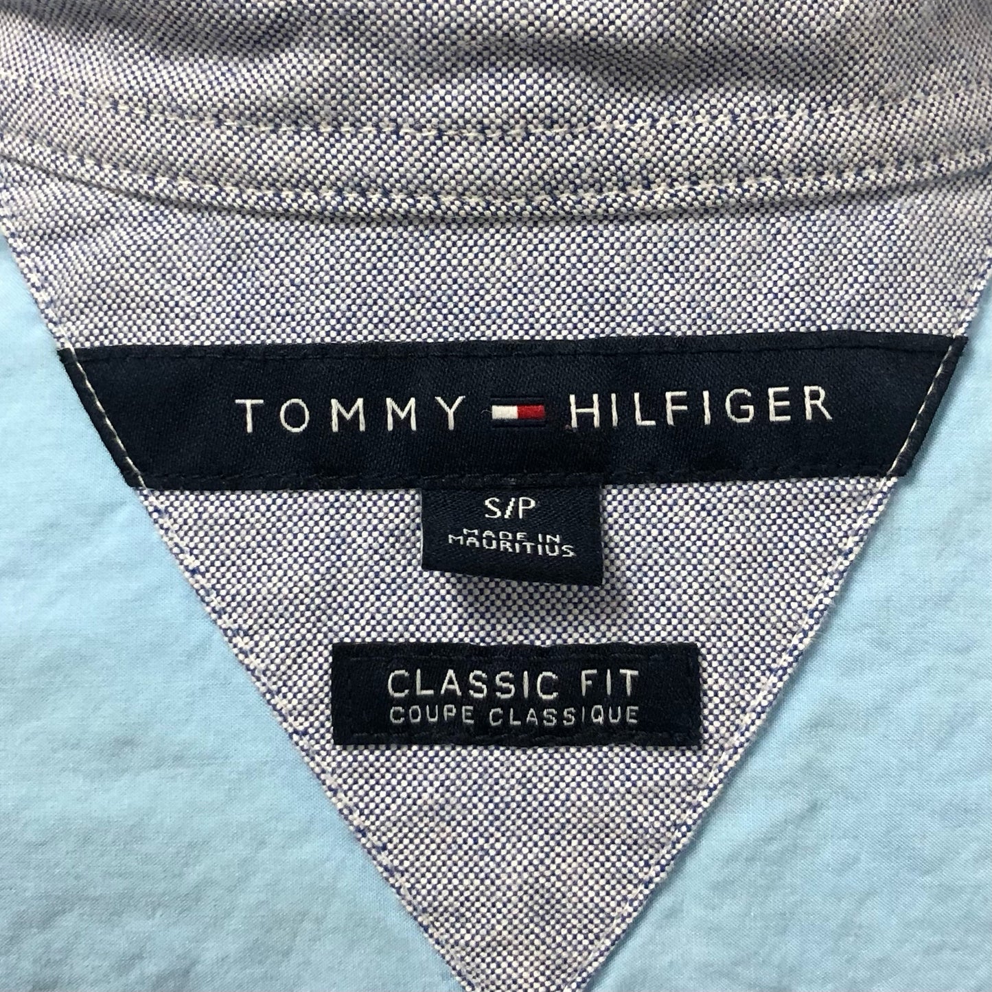 Camisa de botones Tommy Hilfiger 🇺🇸 en color celeste Talla S Entalle Clásico (ver descripción)