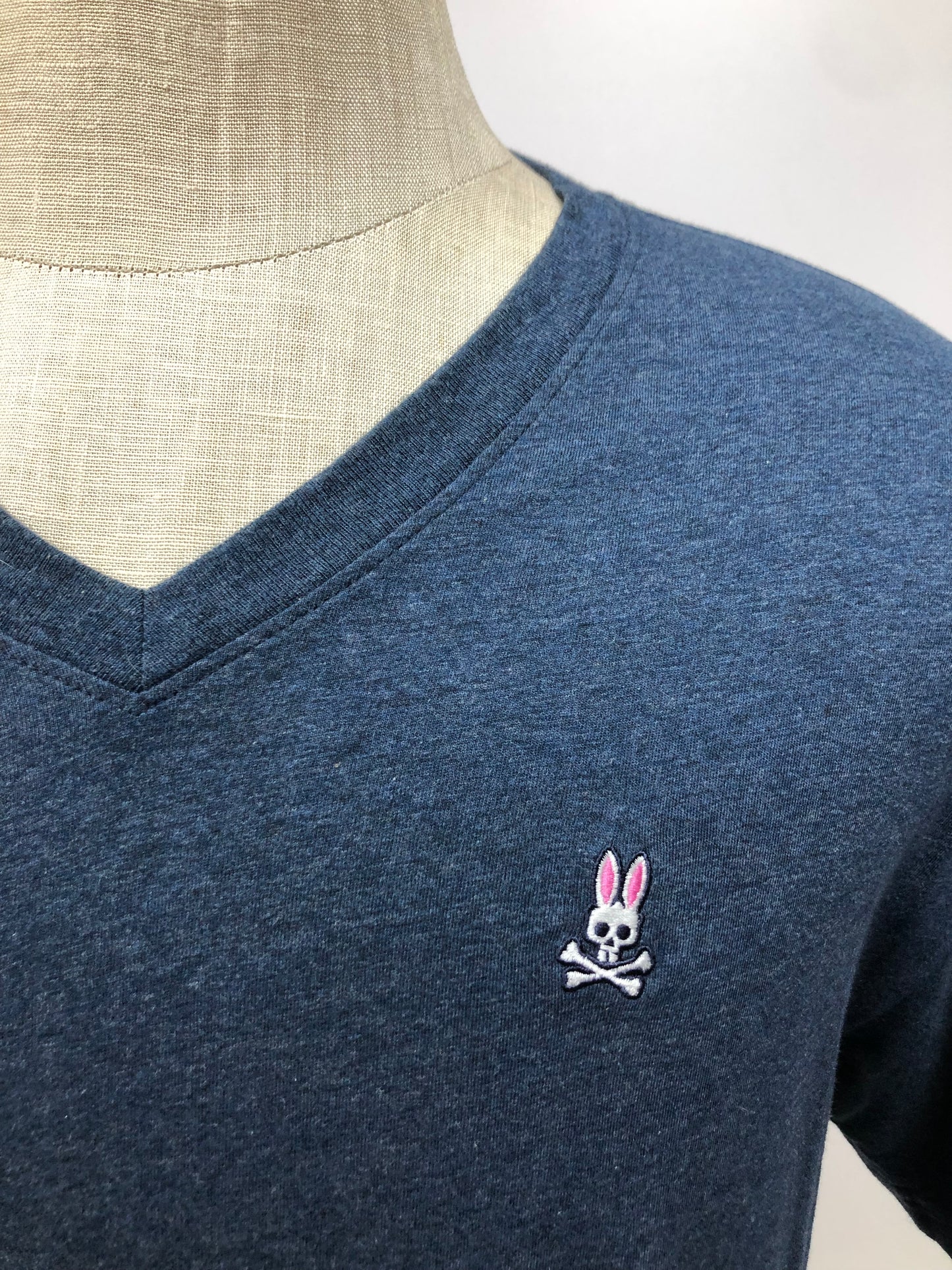 Camiseta cuello V Psycho Bunny 🐰 color azul grisáceo con logo tradicional bordado Talla L