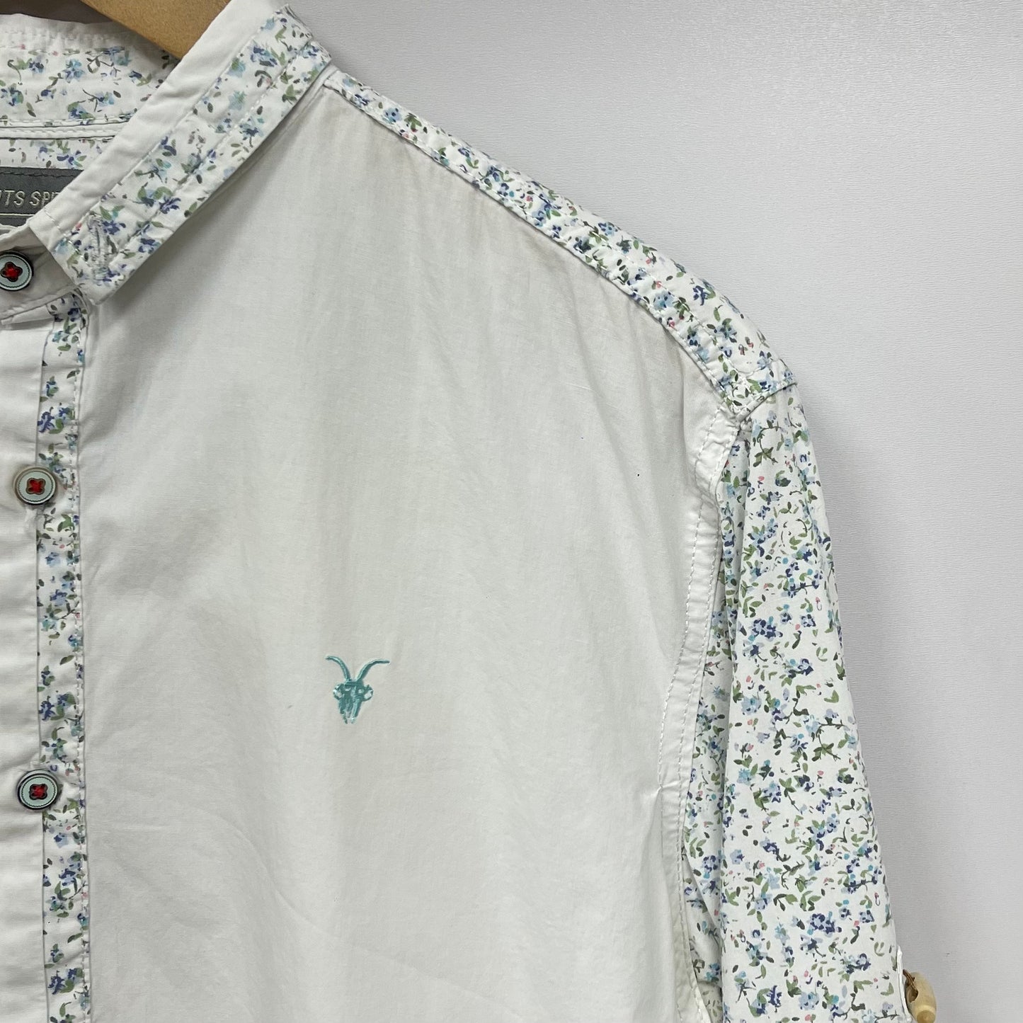 Camisa de botones Allsaints 🦌 color blanco con diseño floral en las mangas Talla S Entalle Regular