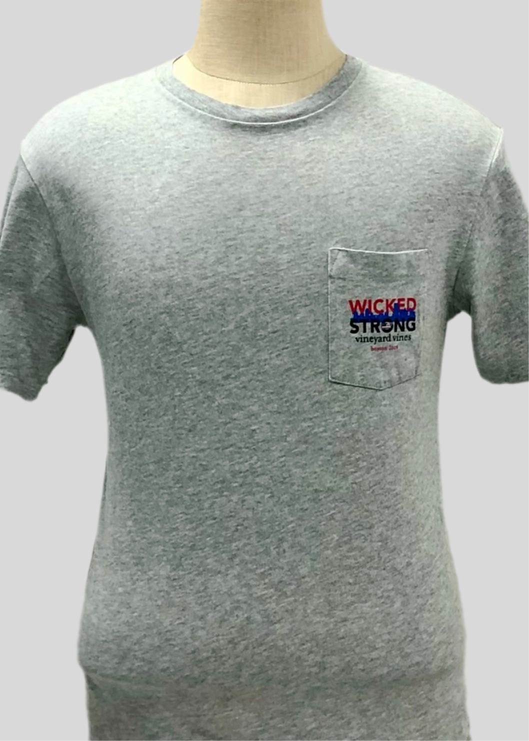 Camiseta cuello redondo Vineyard Vines 🐳 color gris claro con Diseño de Boston Talla S