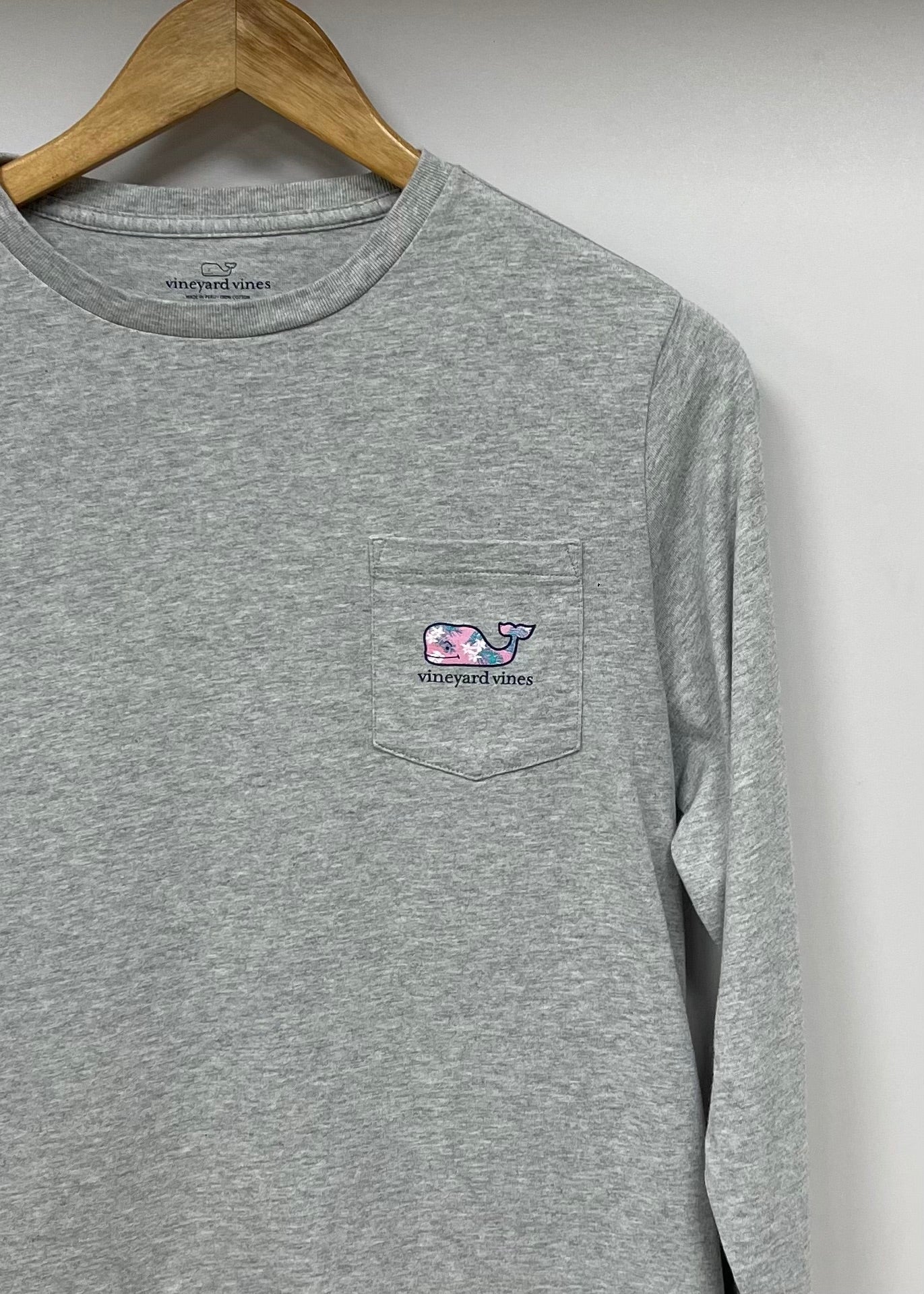 Camiseta de niña Vineyard Vines 🐳 color gris con Diseño de ballena en rosado Talla L