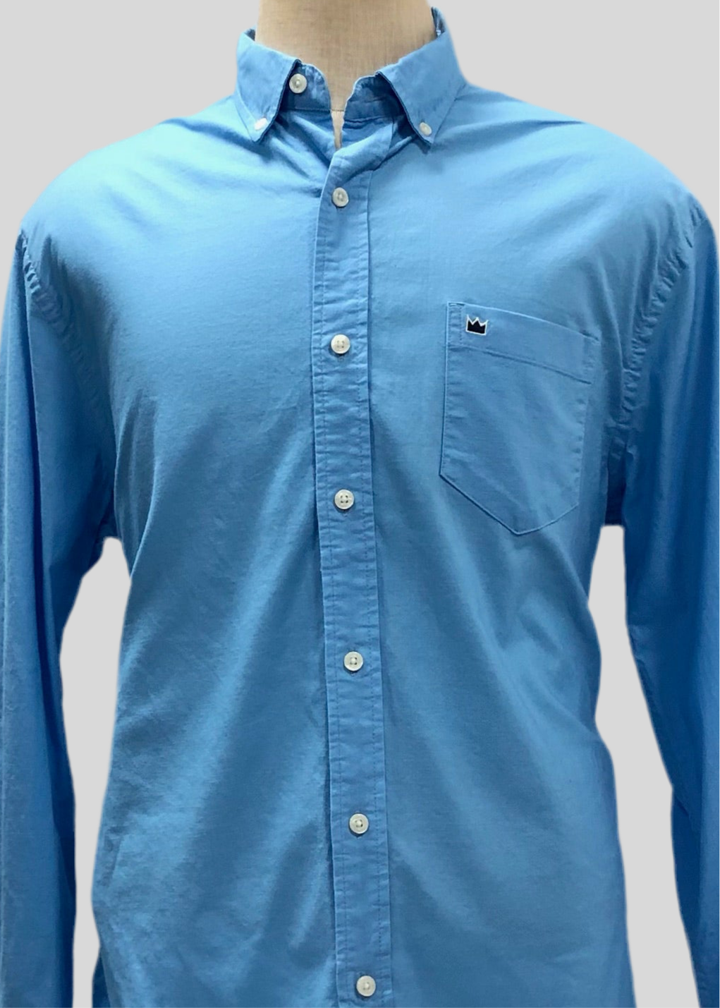 Camisa de botones Crown & Ivy 👑 Oxford en color celeste Talla L Entalle Clásico