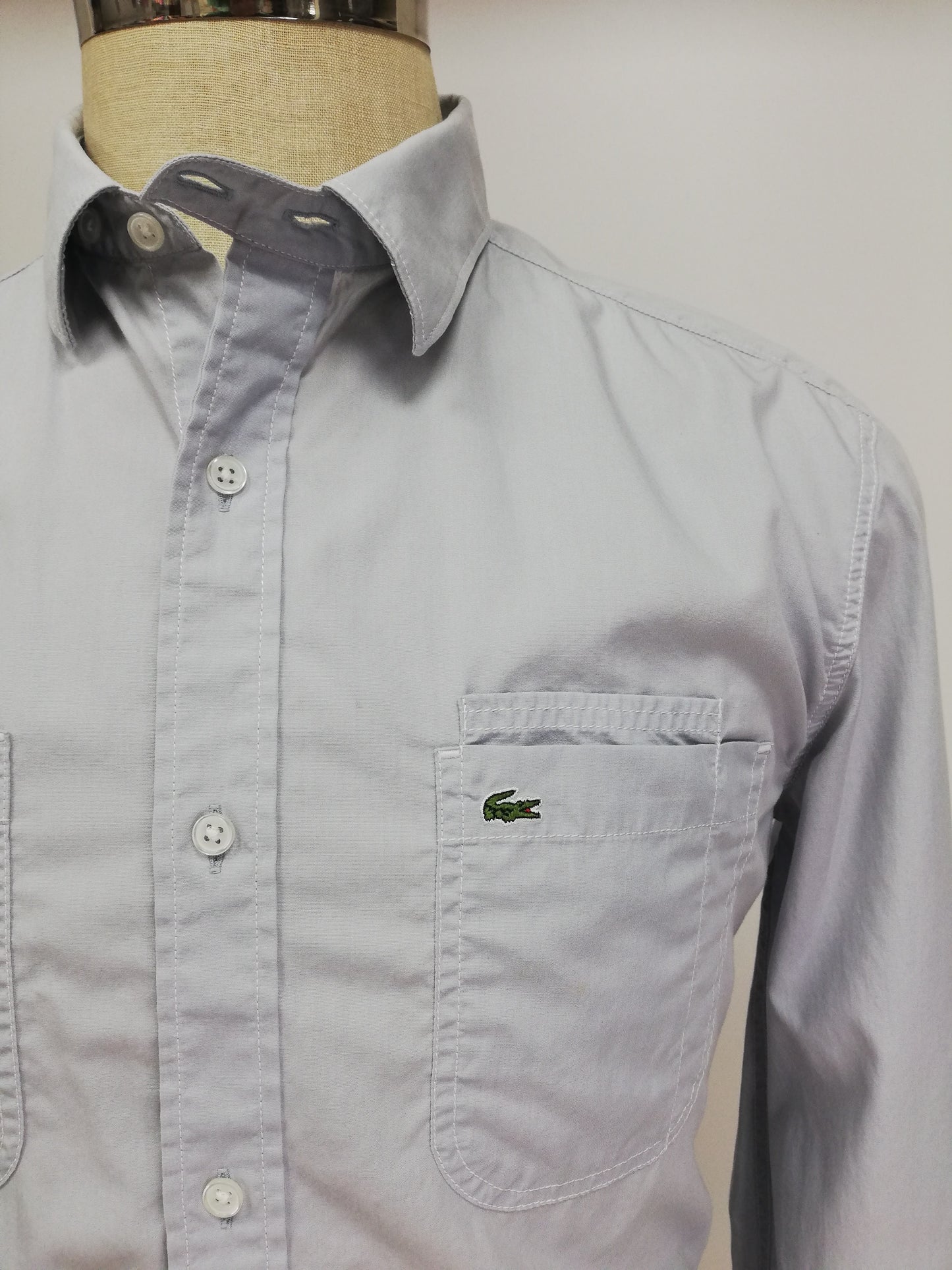 Camisa Lacoste 🐊 color gris claro Talla M Entalle Slim Fit
