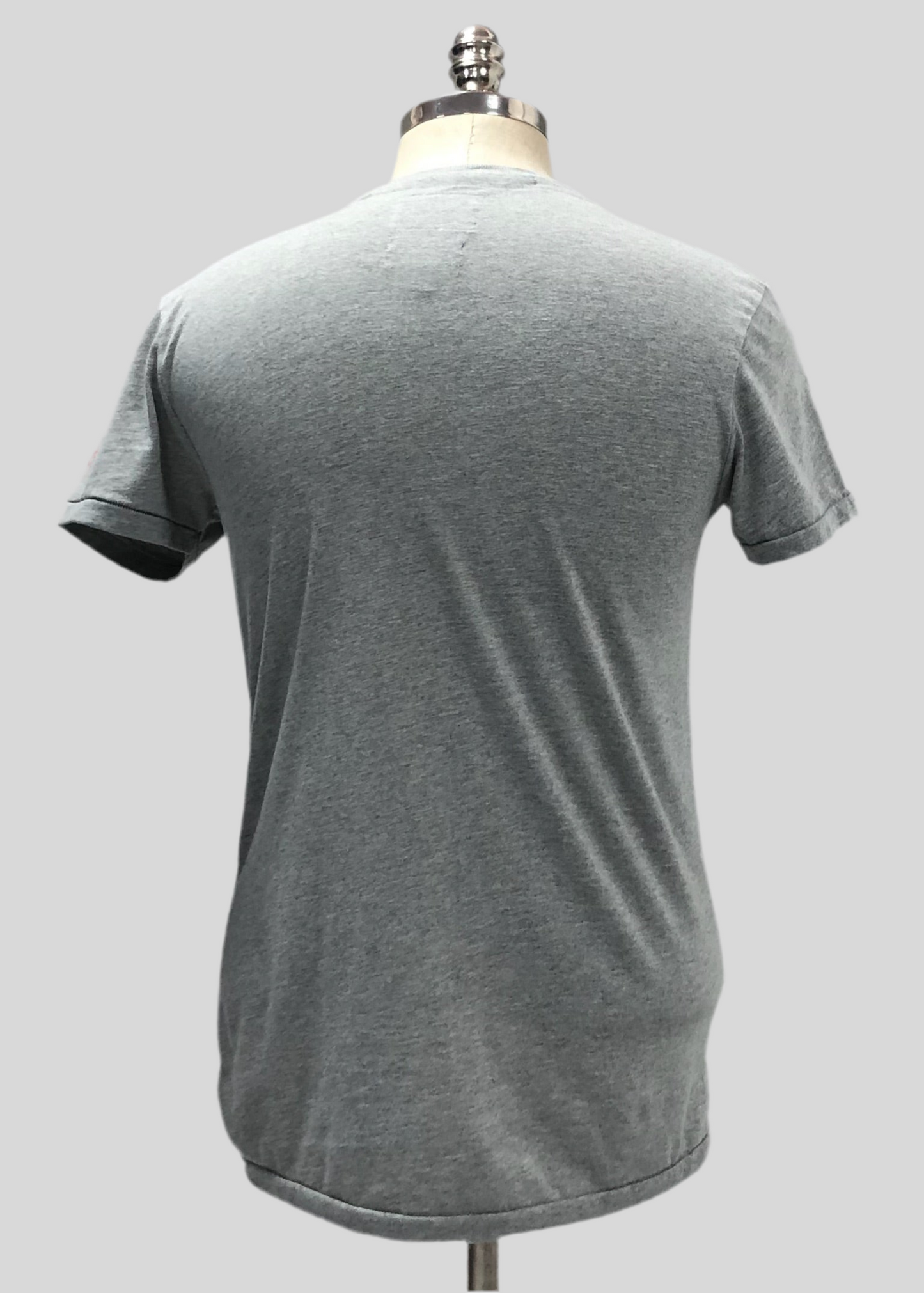 Camiseta cuello redondo Zara 🇪🇸 color gris con diseño de Graffitti en azul navy Talla S