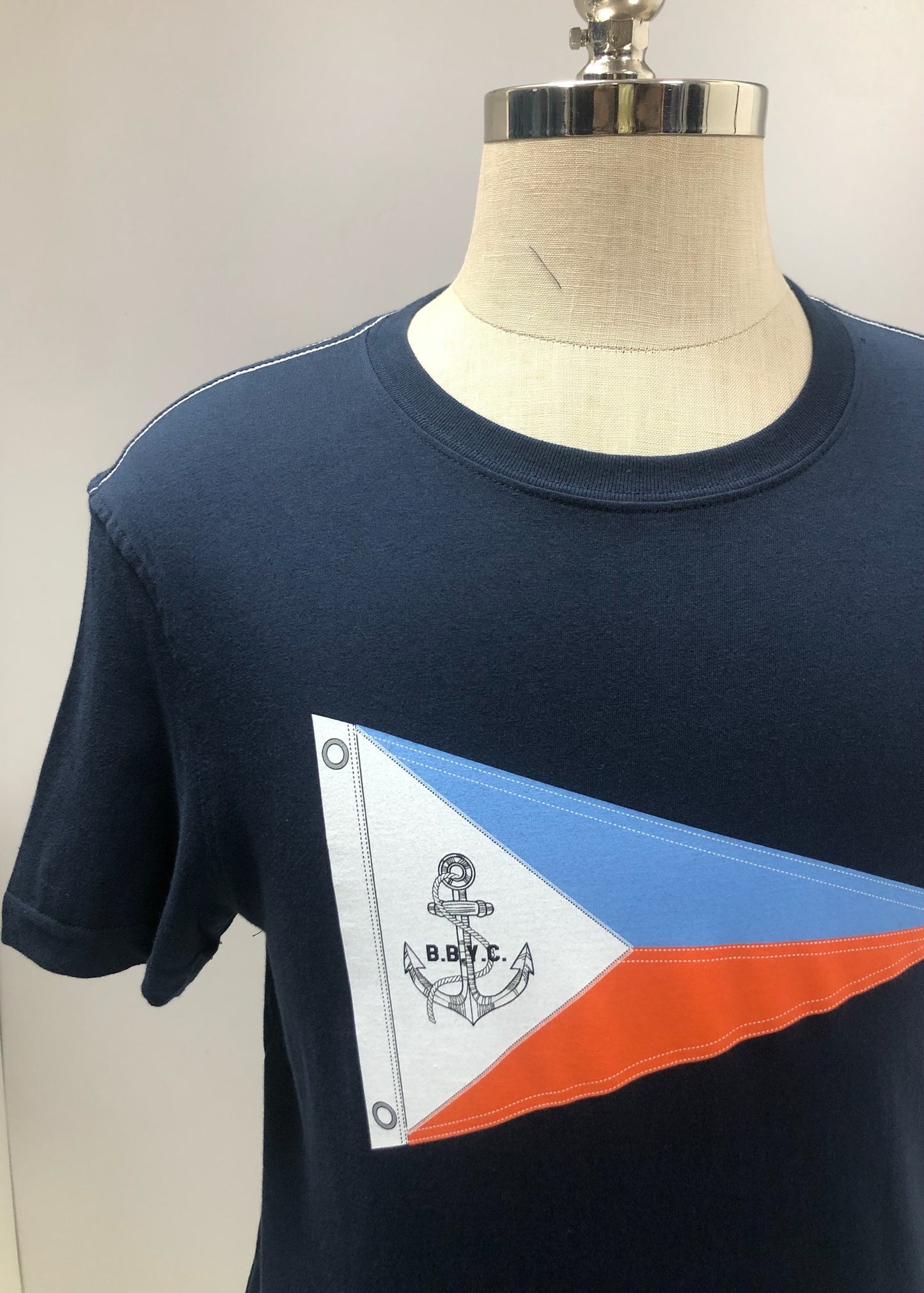 Camiseta cuello redondo Brooks Brothers 🐑 color azul navy y diseño de bandera nautica Talla S