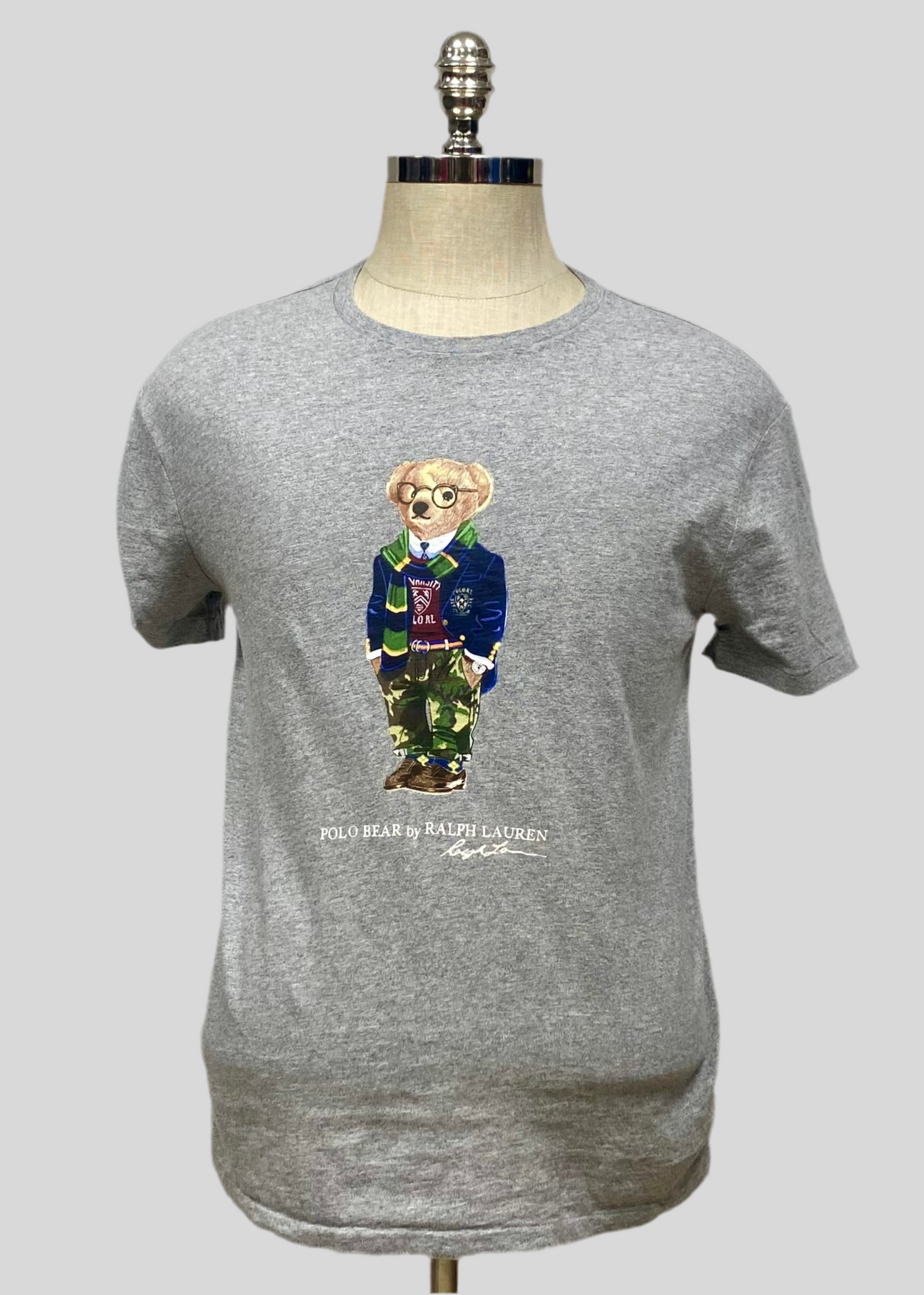 Camiseta cuello redondo Polo Ralph Lauren 🏇🏼 color gris con diseño de polo bear Talla M Entalle Regular (ver descripción)