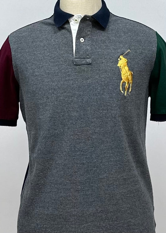 Camiseta Polo Ralph Lauren 🏇🏼color gris oscuro con logo big pony en dorado Talla L Entalle Clásico