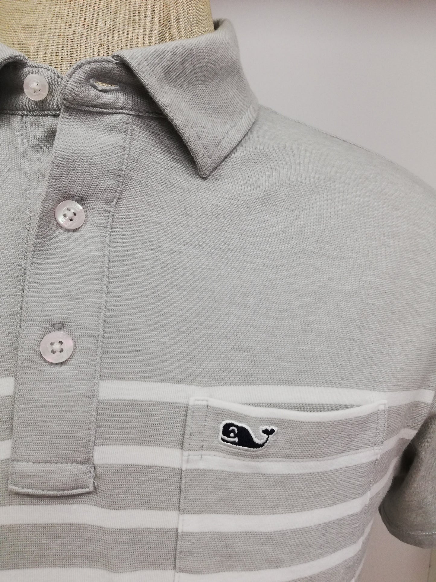 Camiseta Polo Vineyard Vines 🐳 color gris claro con rayas en color blanco Talla S Entalle Regular