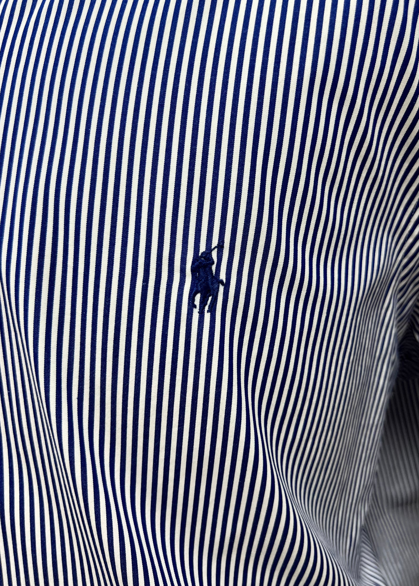 Camisa Polo Ralph Lauren 🏇🏼 con patron de rayas en color azul navy y blanco Talla S Entalle Regular