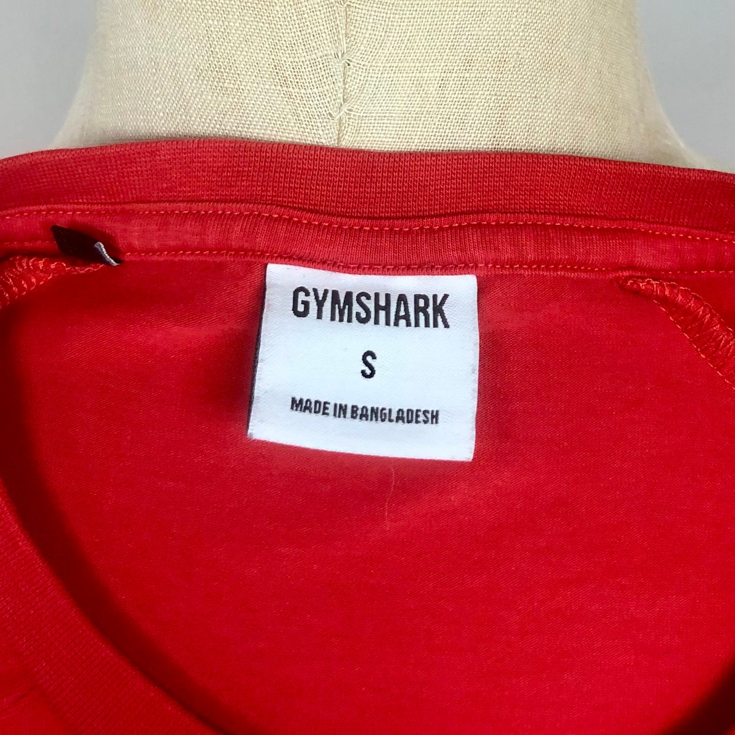 Camiseta de compresión Gymshark 🏋🏽 color rojo y logo en blanco Talla Small