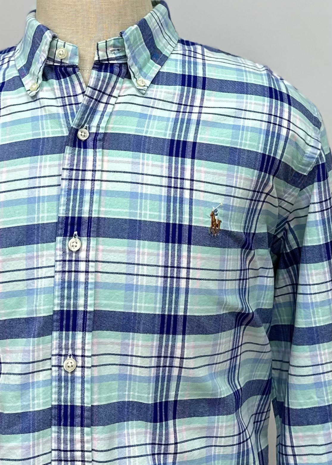 Camisa Polo Ralph Lauren 🏇🏼 con patron de cuadros tartán en color verde esmeralda, azul navy y morado Talla XXL Entalle Regular