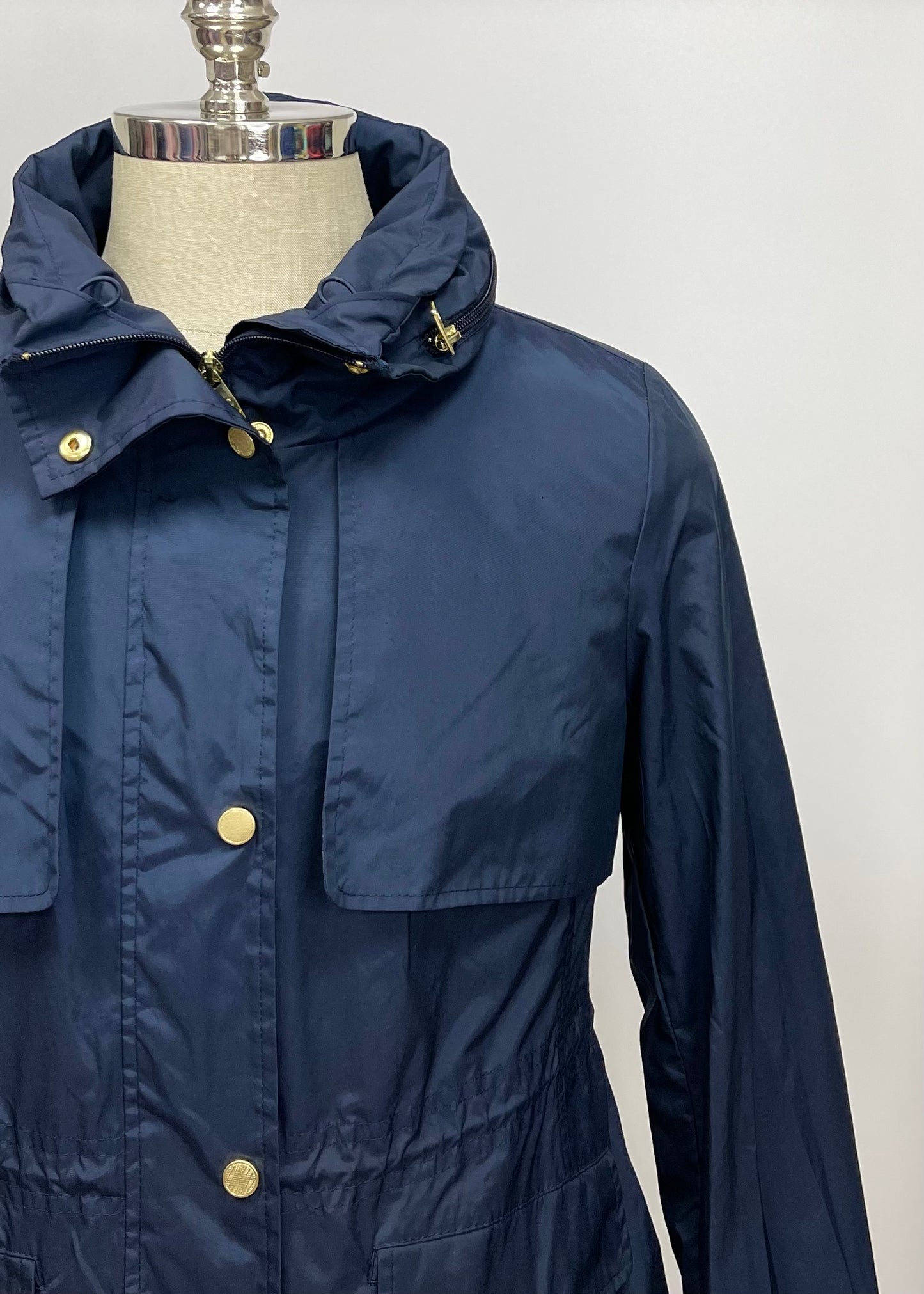 Jacket de mujer con capucha marca Cole Haan color azul navy y con zíper completo Talla L