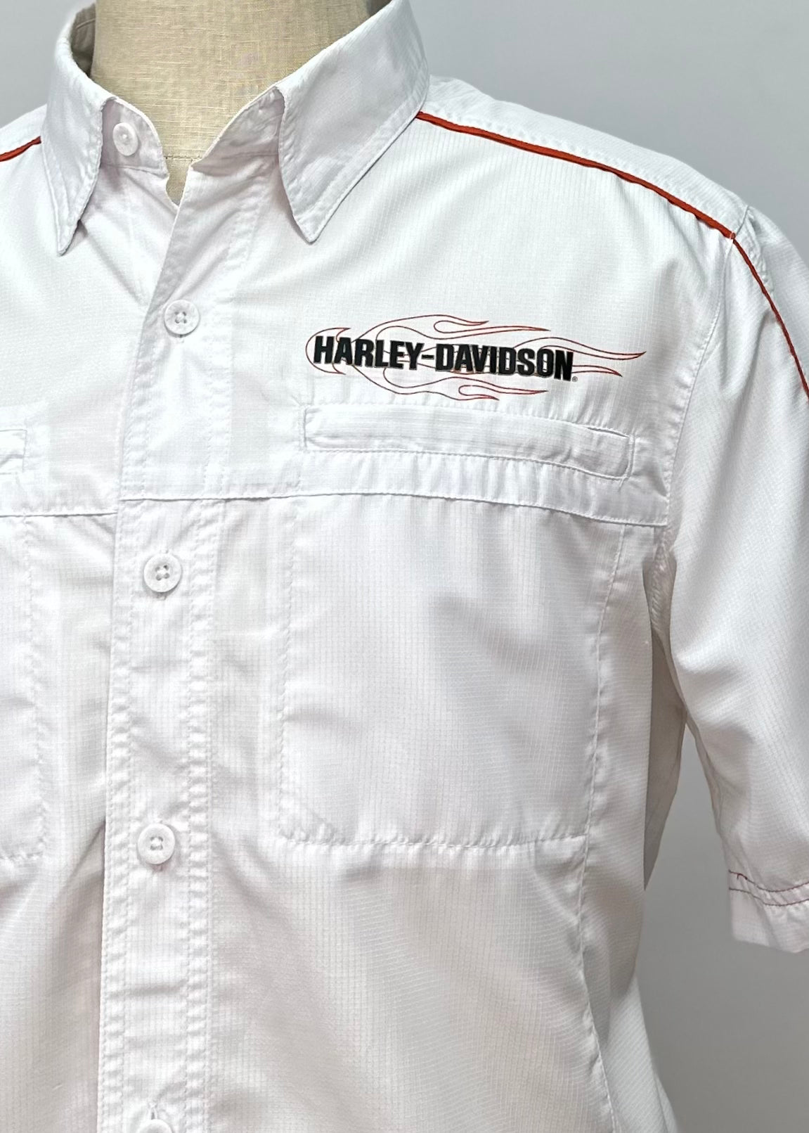 Camisa de botones Harley-Davidson  🏍 Color blanco con Logo en color naranja y negro Talla M Entalle Regular