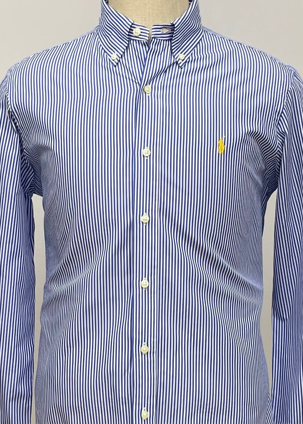 Camisa Polo Ralph Lauren 🏇🏼 color blanco con rayas finas en color azul Talla L Entalle Clásico