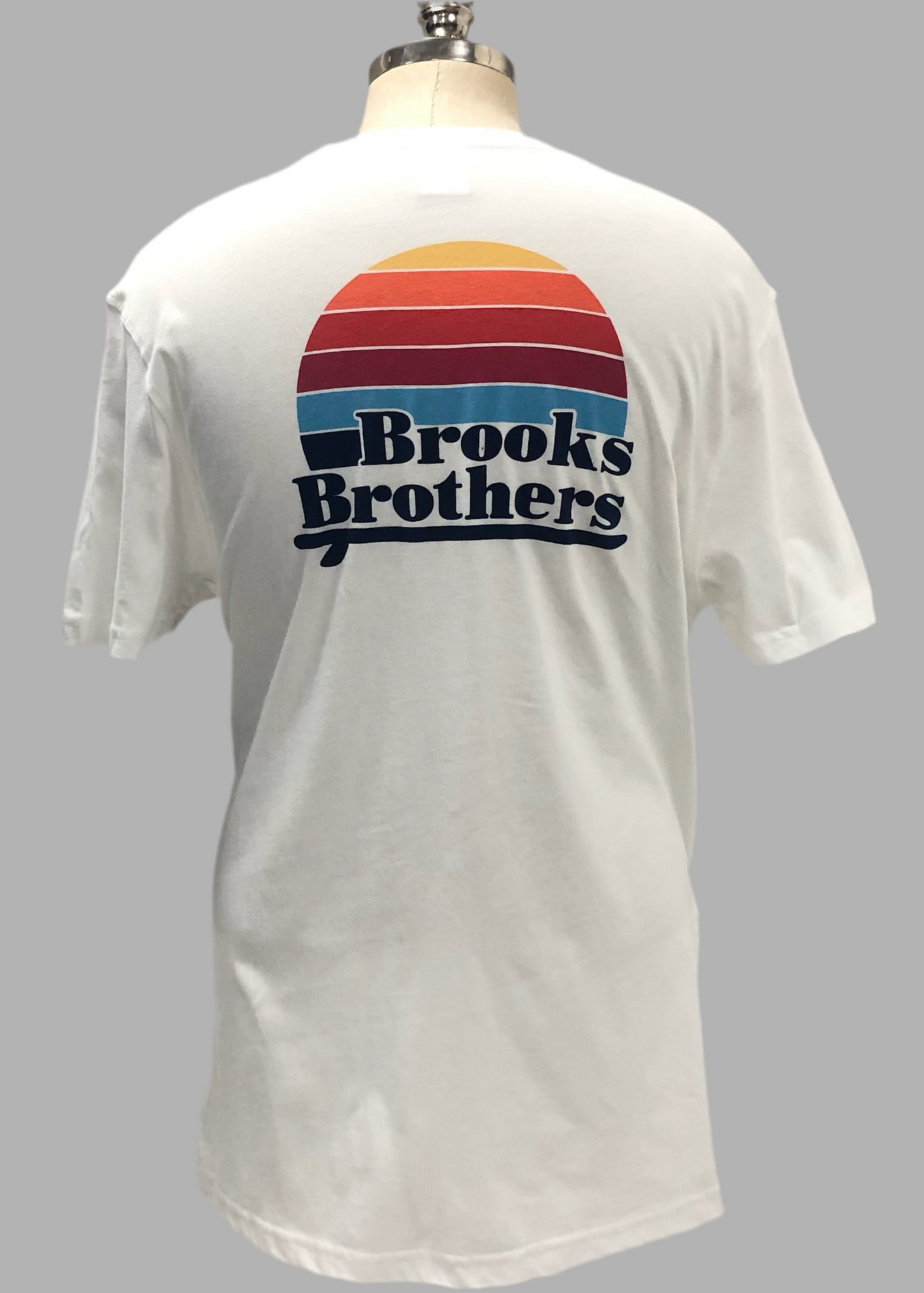 Camiseta cuello redondo Brooks Brothers 🐑 color blanco y logo en azul navy Talla L