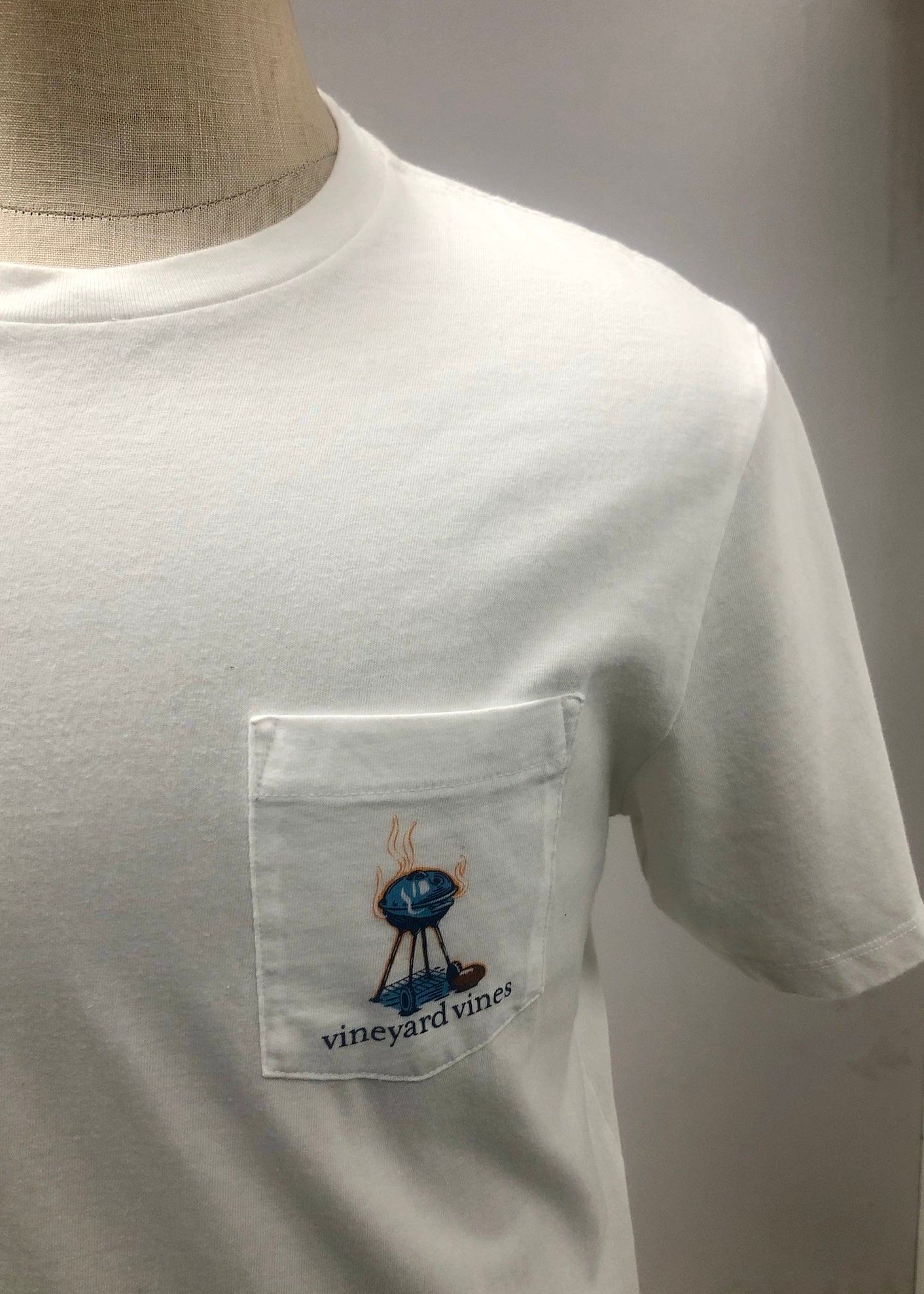 Camiseta cuello redondo Vineyard Vines 🐳 color blanco con Diseño de Tailgate Talla L