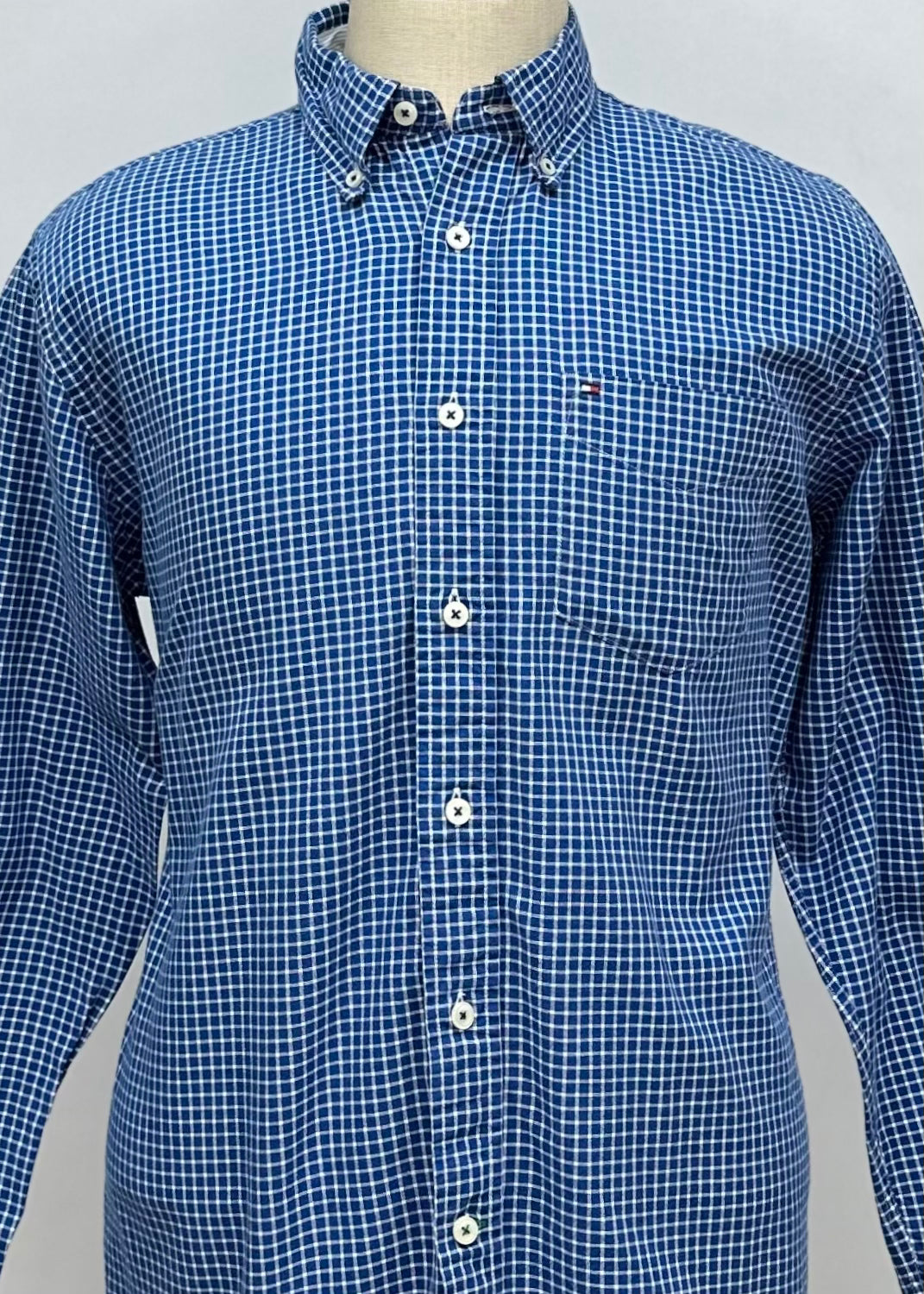 Camisa Tommy Hilfiger 🇺🇸 color azul con patrón de cuadros en color blanco Talla M Entalle Regular