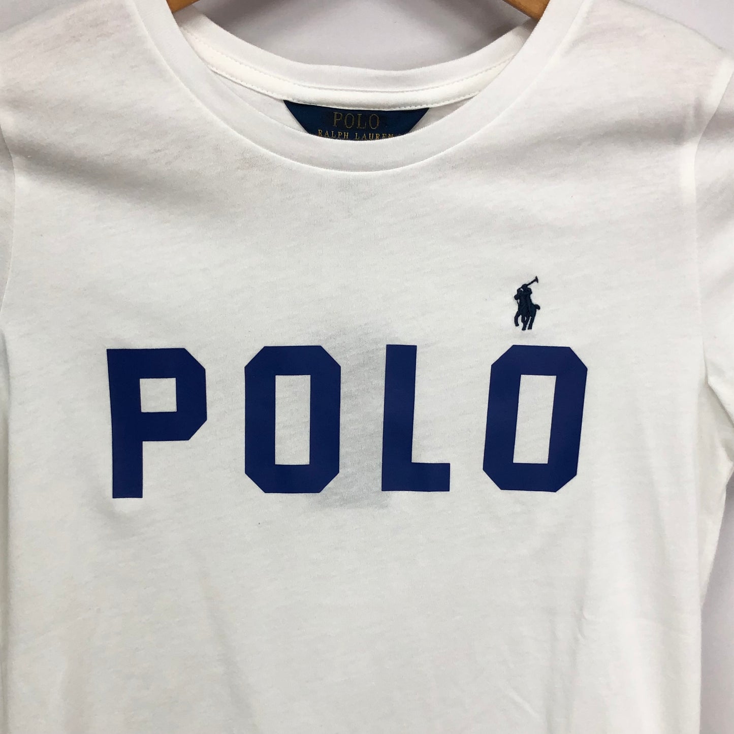 Camiseta cuello redondo de niña Ralph Lauren 🏇🏼  color blanco y logo en letras azul Talla L (12-14) Entalle Regular