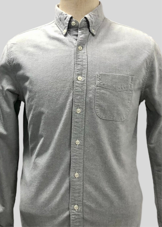Camisa de botones American Eagle 🦅 Oxford color gris claro Talla M Entalle Clásico