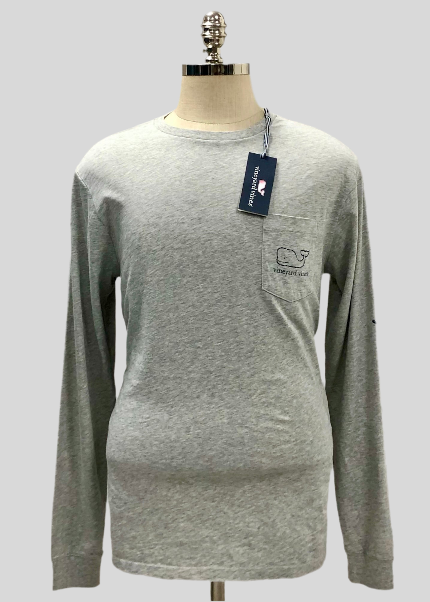 Camiseta cuello redondo Vineyard Vines 🐳 color gris claro con Diseño de ballena en azul navy Talla M