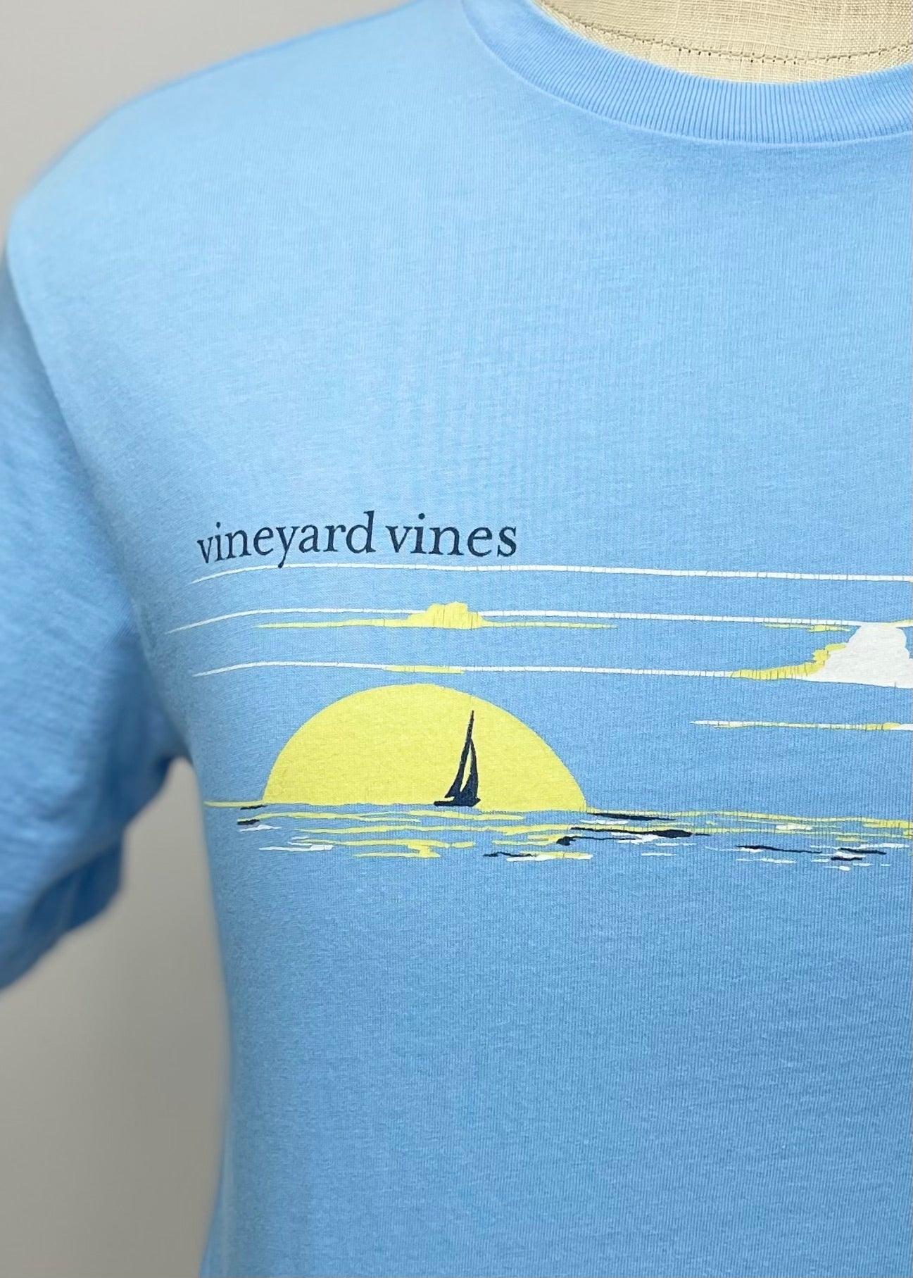 Camiseta cuello redondo Vineyard Vines 🐳 color celeste con Diseño de Velero Talla XSmall