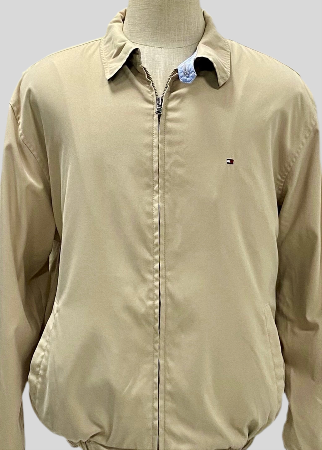 Chaqueta Tommy Hilfiger 🇺🇸 color beige y logo tradicional Talla XL