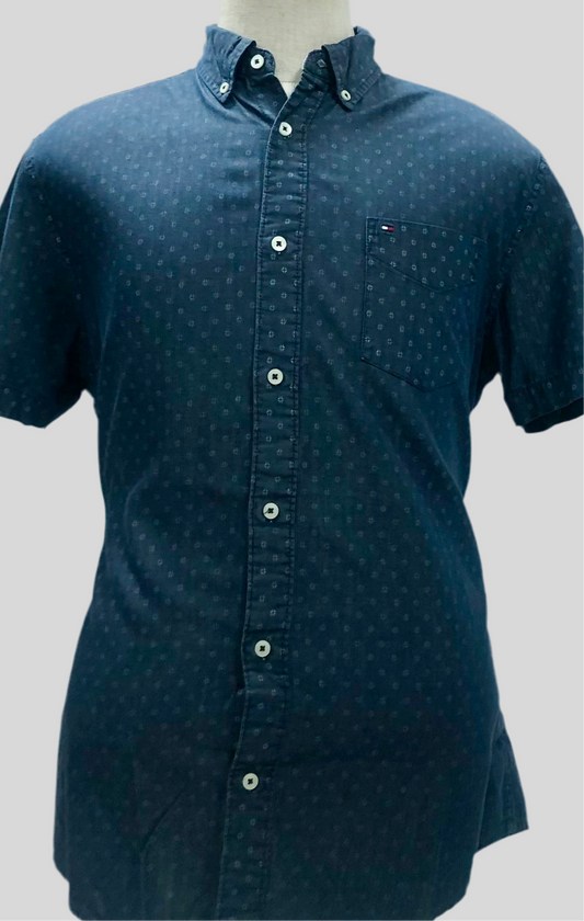 Camisa de botones Tommy Hilfiger 🇺🇸 en color gris oscuro y diseño de estrella Talla L Entalle Custom Fit (ver descripción)