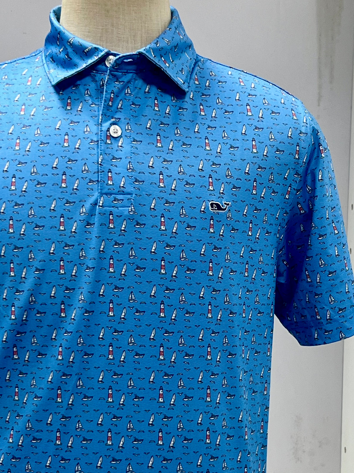 Camiseta Polo Vineyard Vines 🐳 Performance color celeste con diseño marino Talla M Entalle Regular