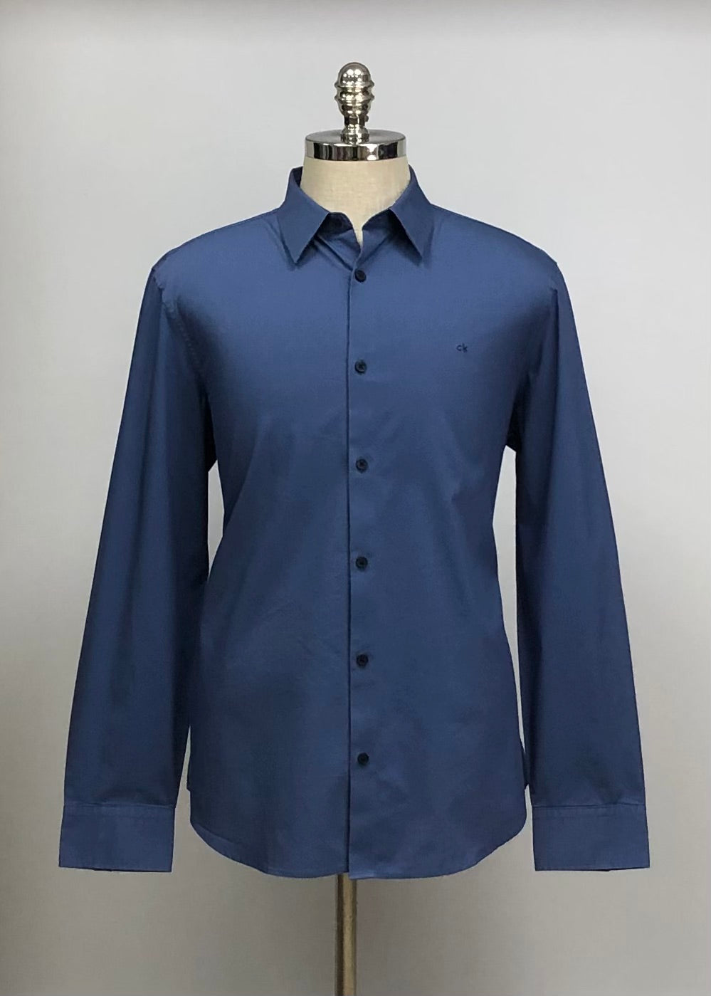 Camisa de botones Calvin Klein 🇺🇸 de color azul grisáceo Talla L Entalle Regular