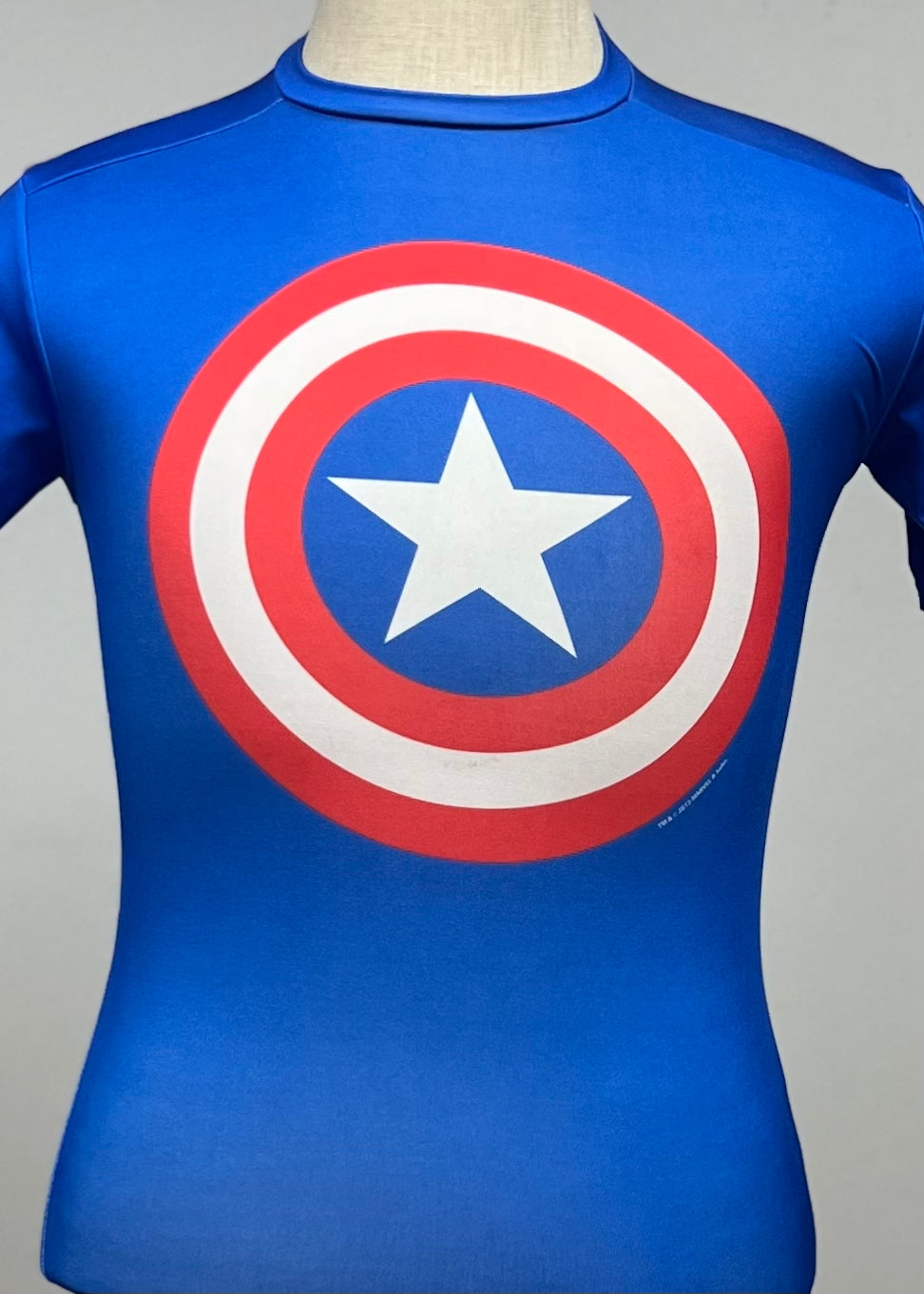 Camiseta de compresión Under Armour 🏋🏽 color azul con diseño de capitán america Talla M