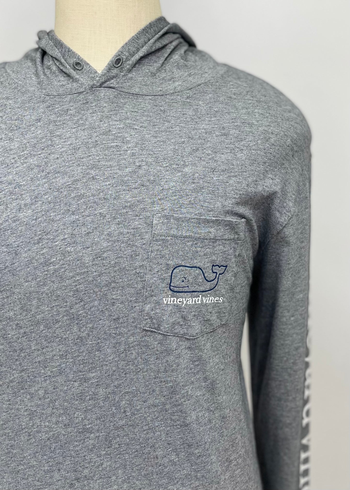 Camiseta con capucha Vineyard Vines 🐳 color gris oscuro con Diseño de Ballena en bolsillo Talla Large