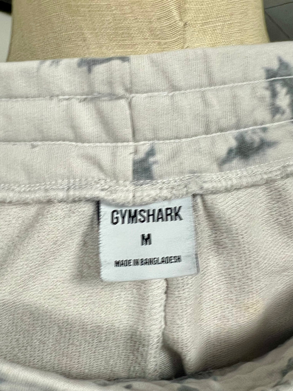 Short Lounge Gymshark 🏋🏼‍♂️ color blanco con tie-dye en gris Talla M (ver descripción)