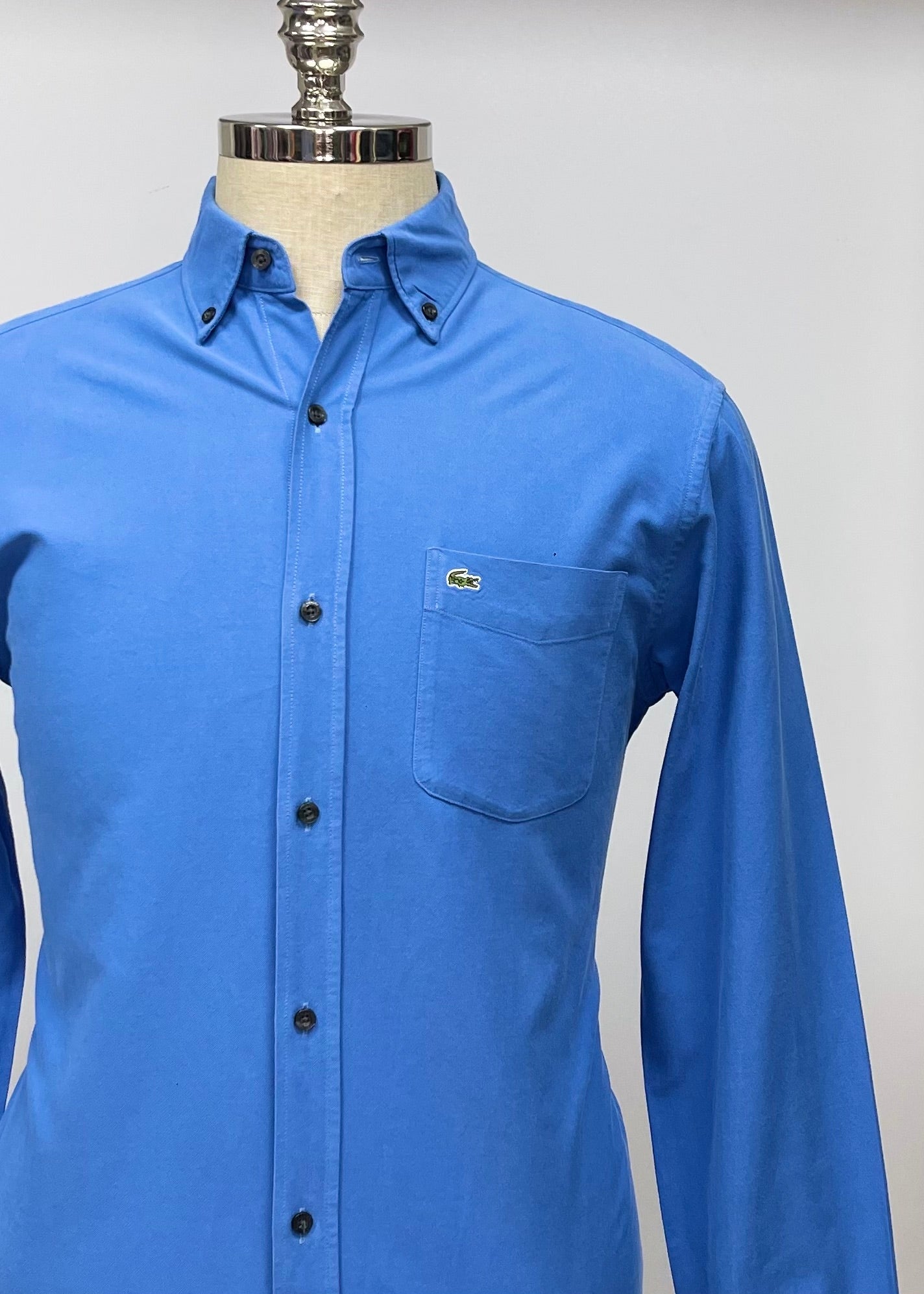 Camisa Lacoste 🐊 color azul Talla S Entalle Clásico