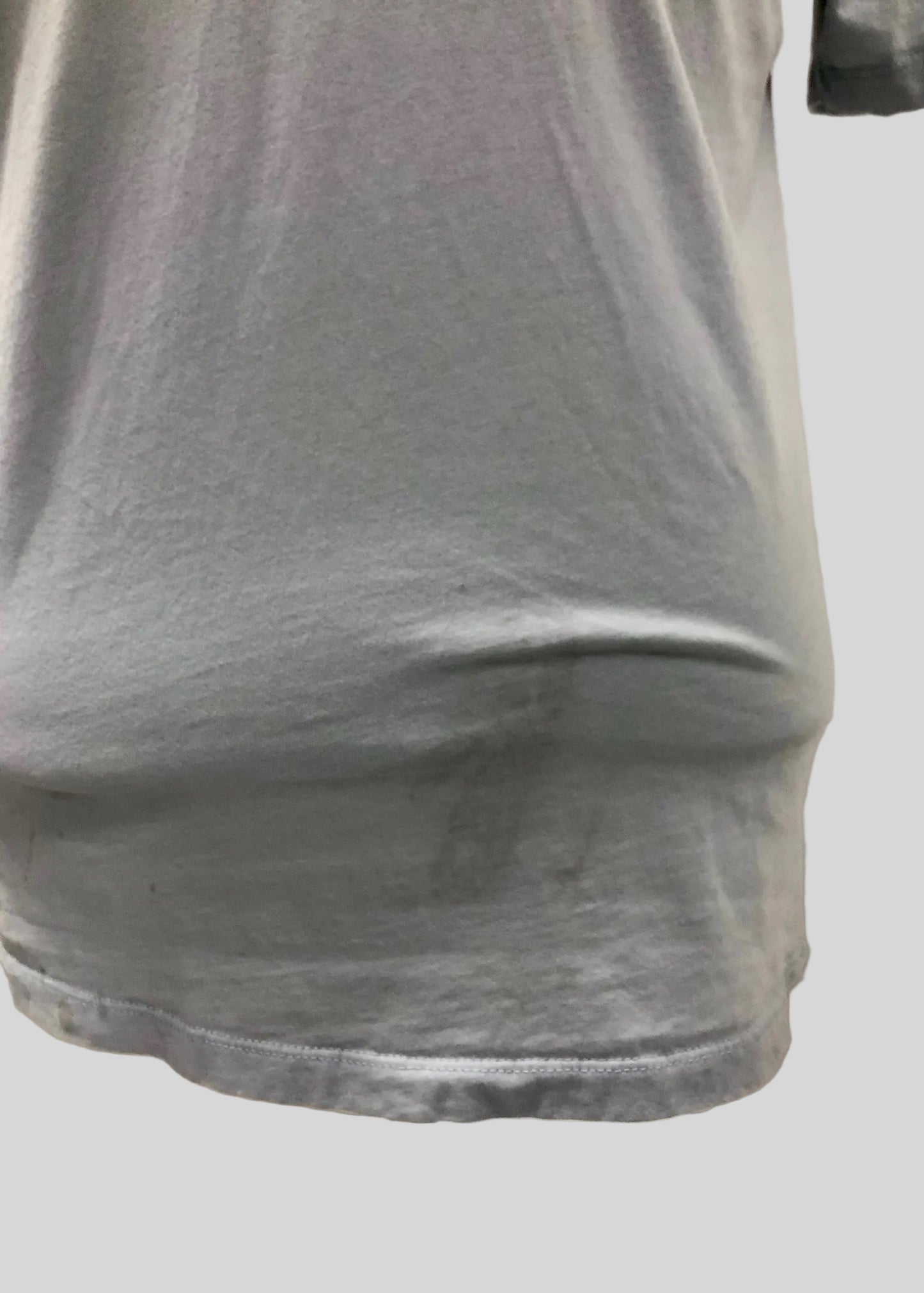 Camiseta cuello redondo AllSaints 🦌 color blanco y rayas en color celeste claro Talla M Entalle Regular (ver descripción)