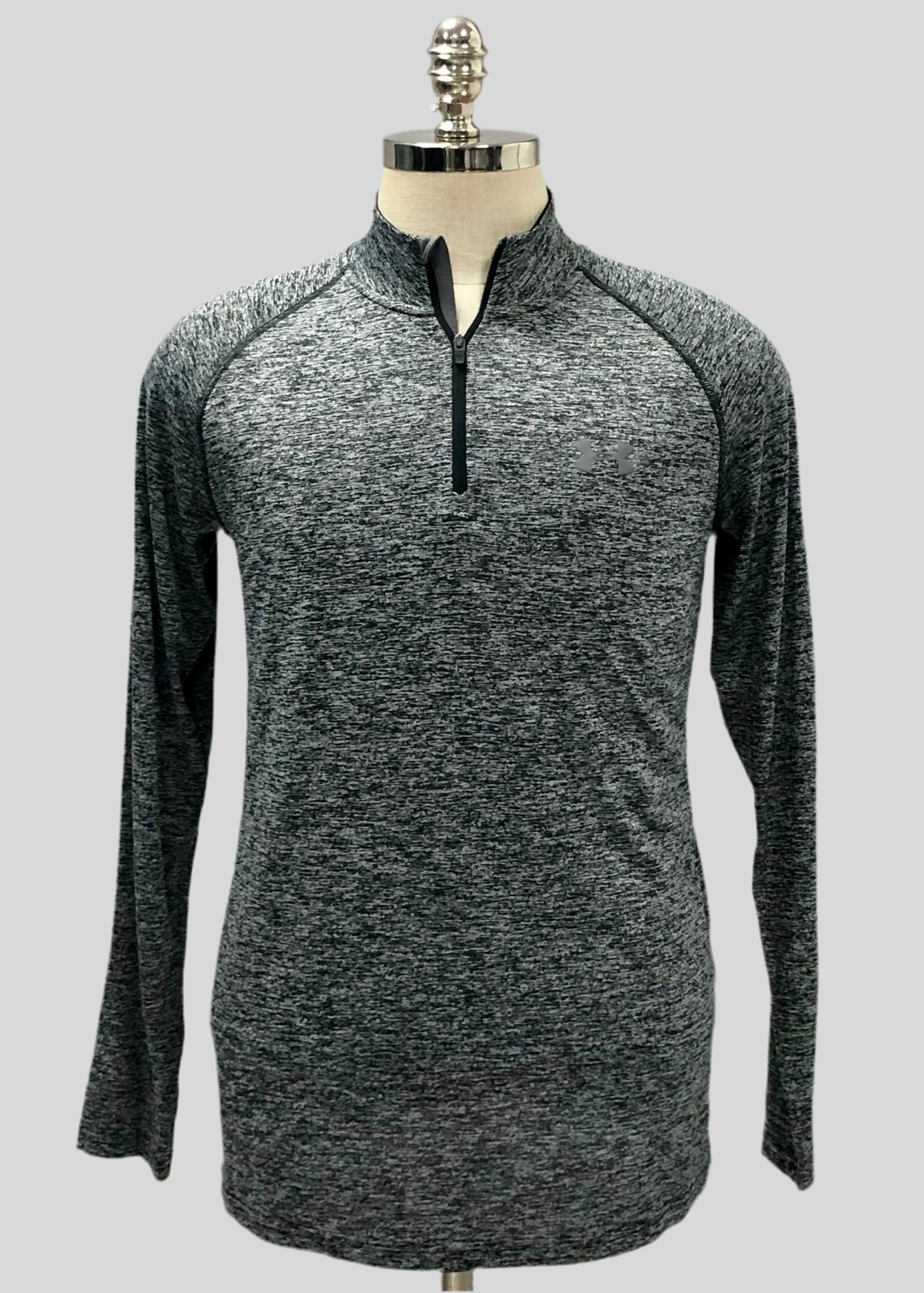 Sueter Jersey Under Armour 🏋🏽 color gris y negro degradado con logo en color gris Talla M
