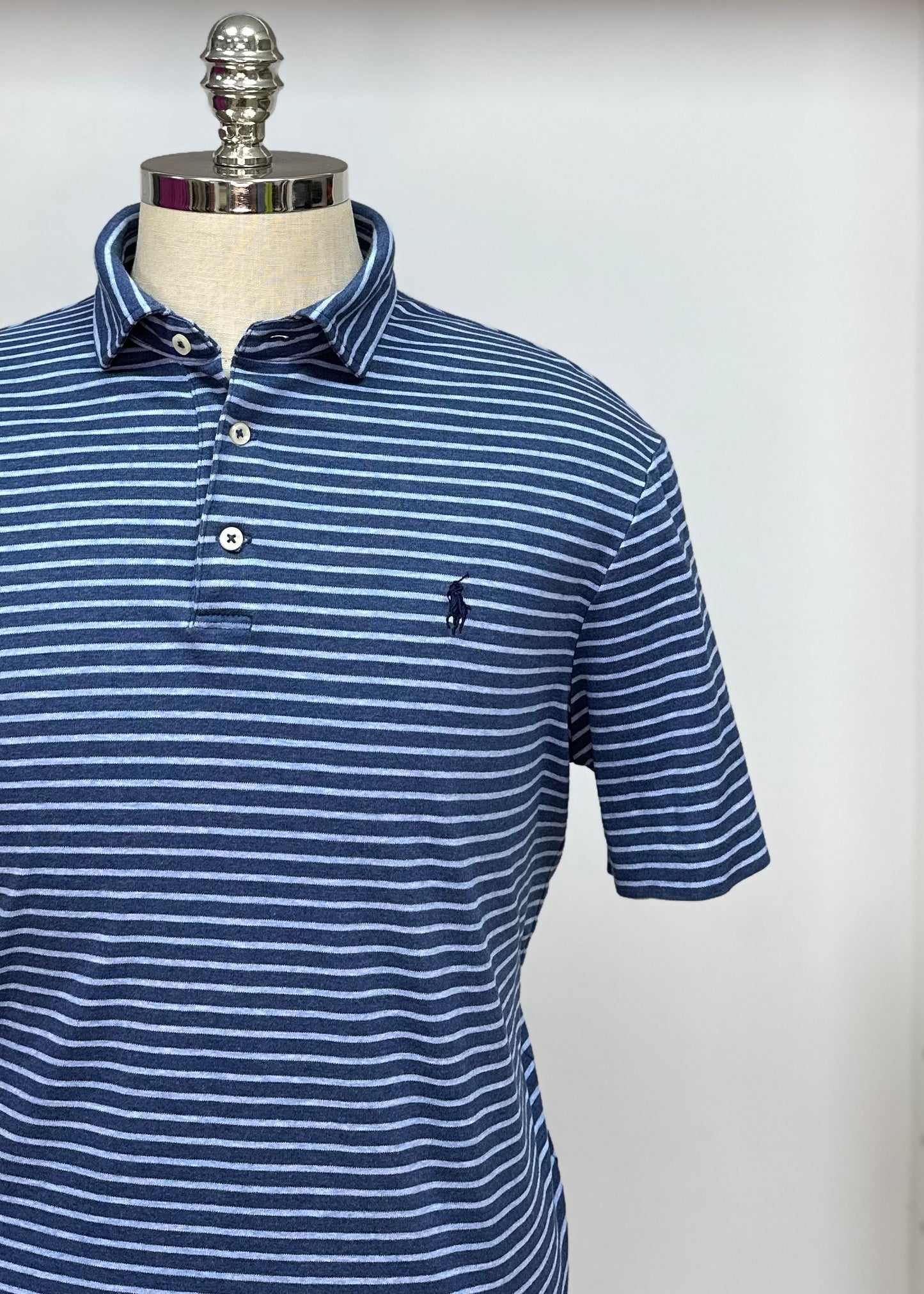 Camiseta Polo Ralph Lauren 🏇🏼 Con patrón de rayas color azul navy y celeste Talla M Entalle Clásico