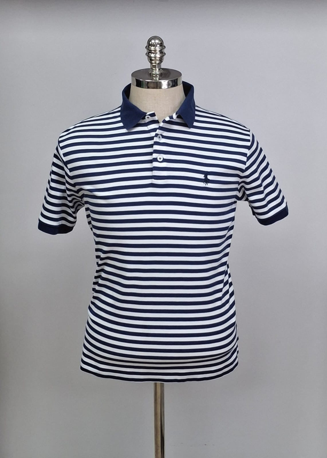 Camiseta Polo Ralph Lauren 🏇🏼 Color blanco con patrón de rayas color Azul navy Talla S Entalle Clásico