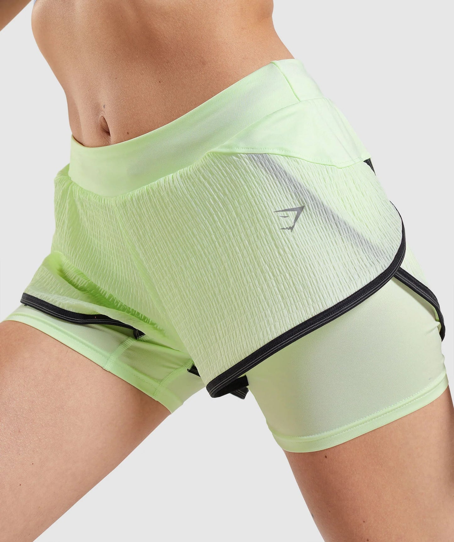 Short deportivo de mujer Gymshark 🧘🏼‍♀️ en color verde claro y negro con logo en gris Talla S