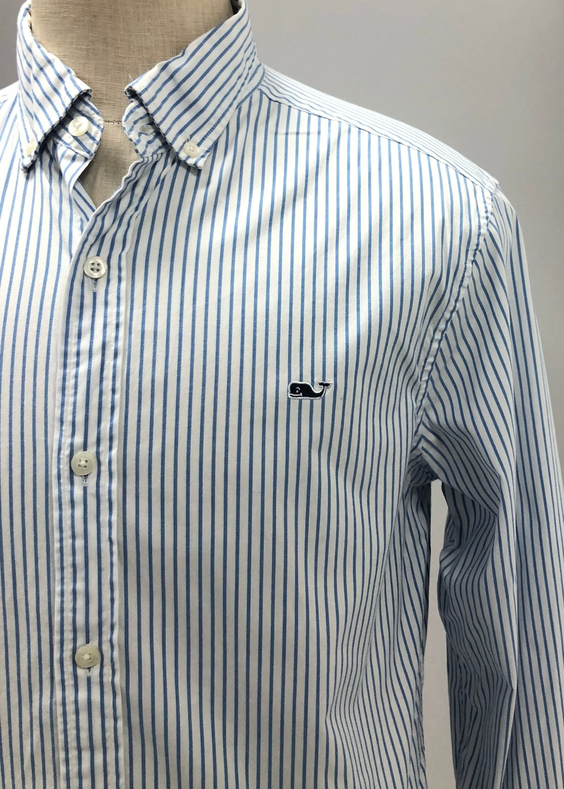 Camisa de botones Vineyard Vines 🐳 con patrón de rayas en color azul y blanco Talla M Entalle Clásico